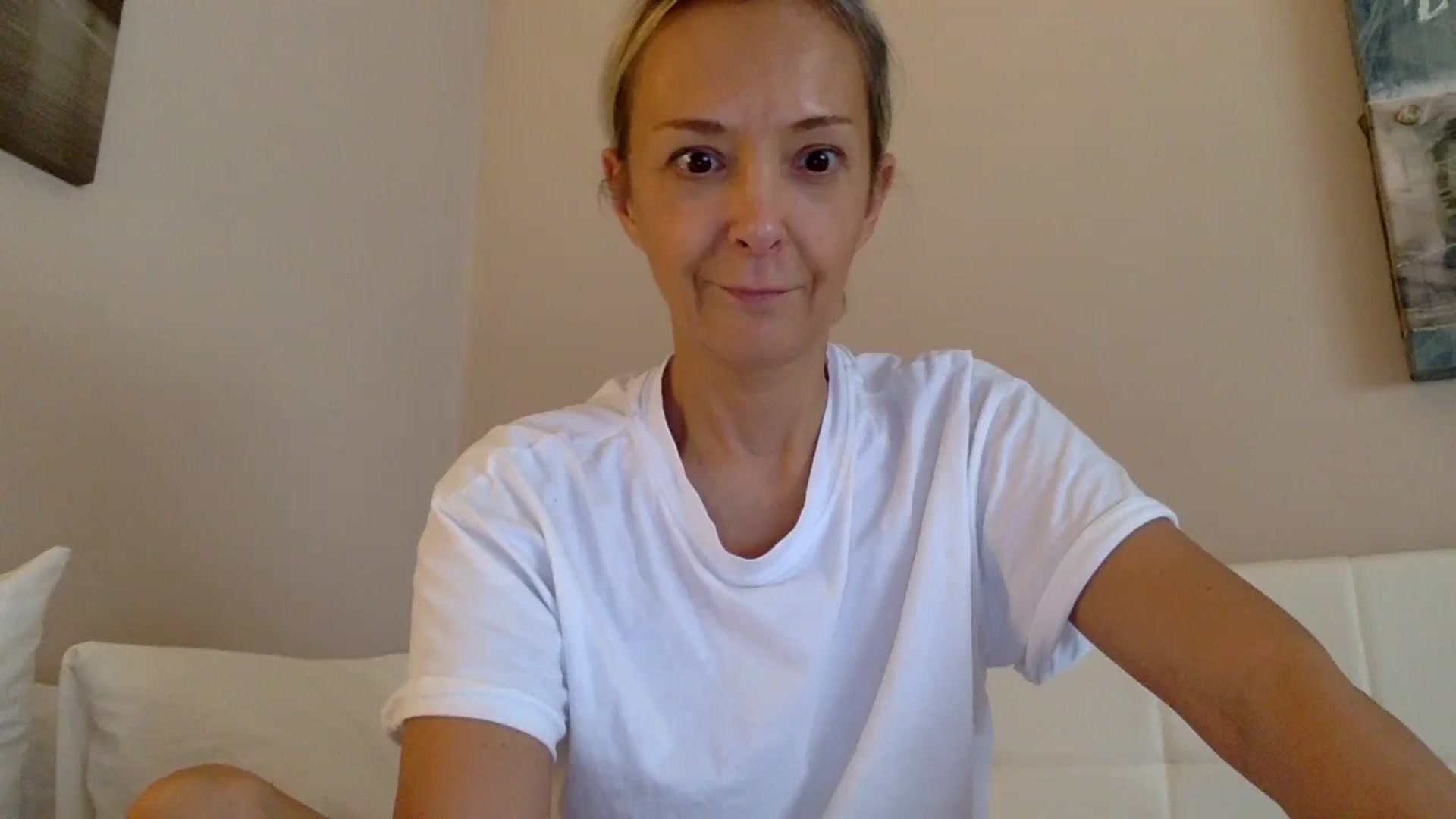 Gallery image thumbnail from Aimee_Angel's myfreecams stream on, 10/21/2024, 15:15 image 15 of 20