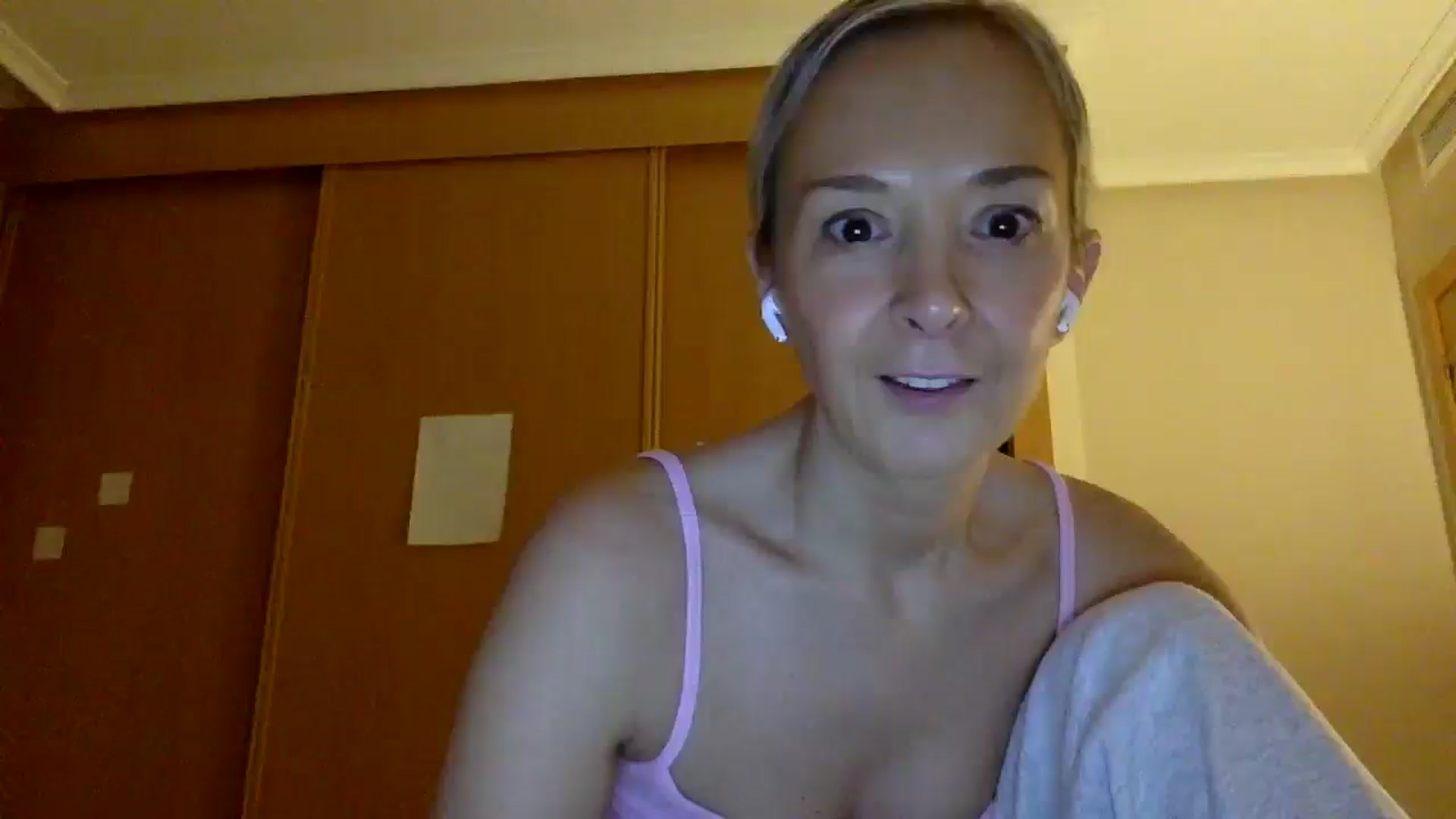 Gallery image thumbnail from Aimee_Angel's myfreecams stream on, 11/30/2024, 22:48 image 17 of 20