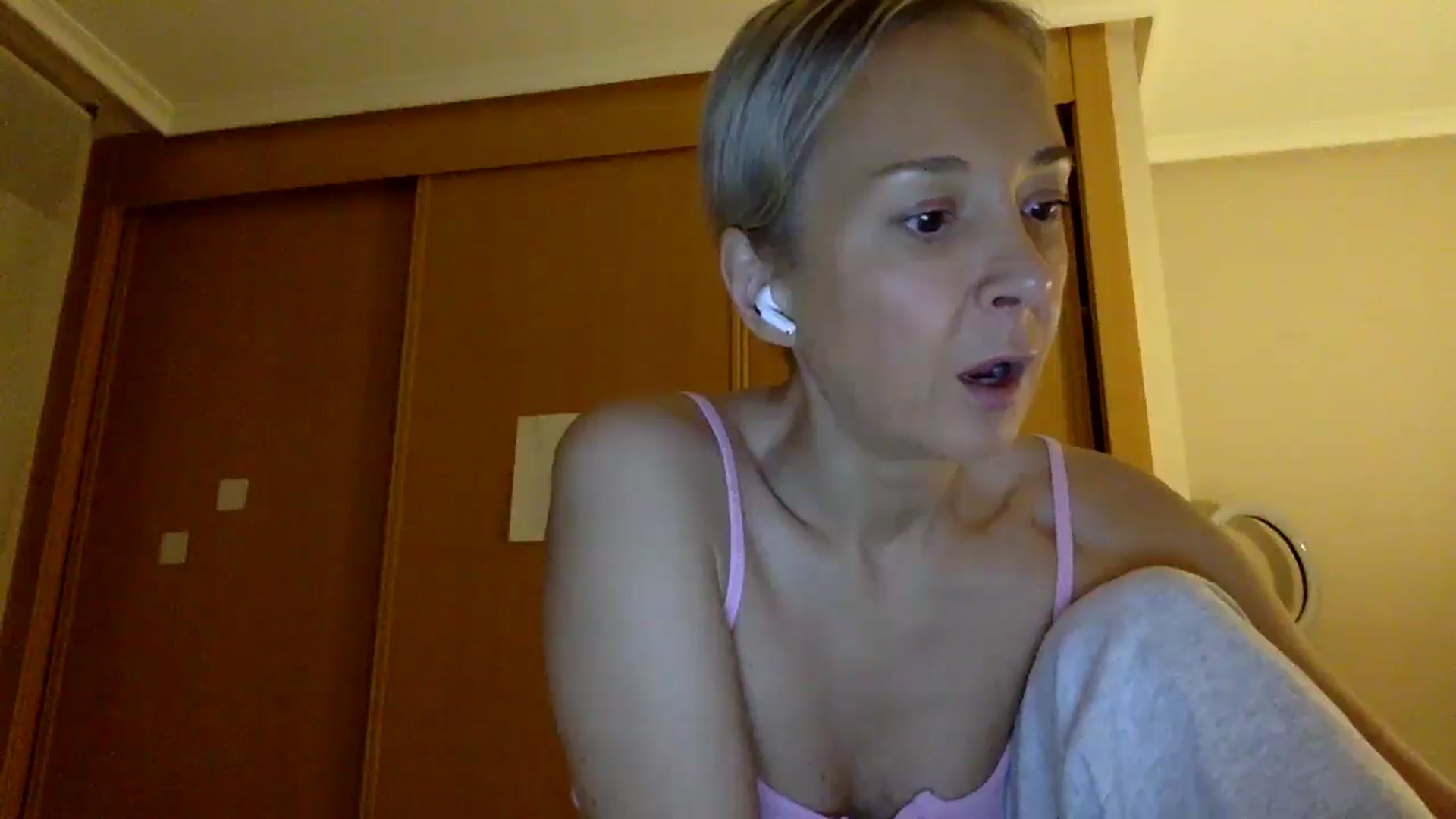 Gallery image thumbnail from Aimee_Angel's myfreecams stream on, 11/30/2024, 22:48 image 19 of 20
