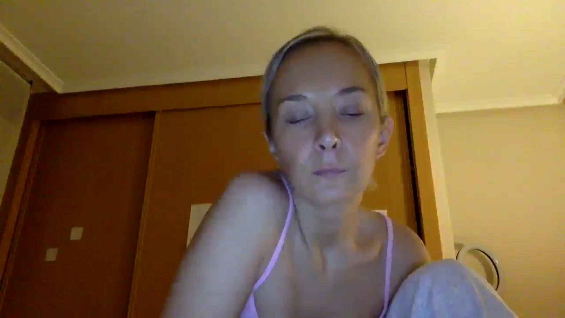 Gallery image thumbnail from Aimee_Angel's myfreecams stream on, 11/30/2024, 22:48 image 10 of 20