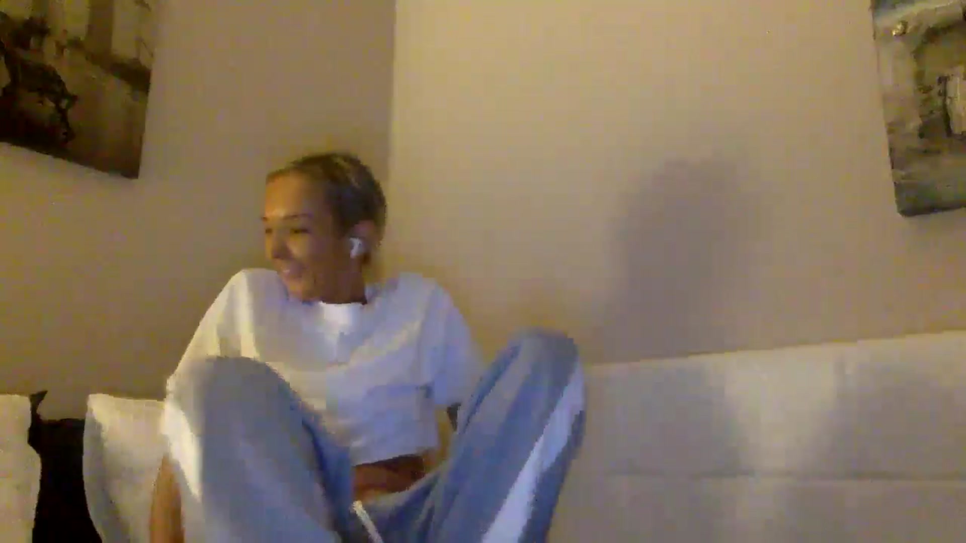 Gallery image thumbnail from Aimee_Angel's myfreecams stream on, 12/05/2024, 22:31 image 10 of 20