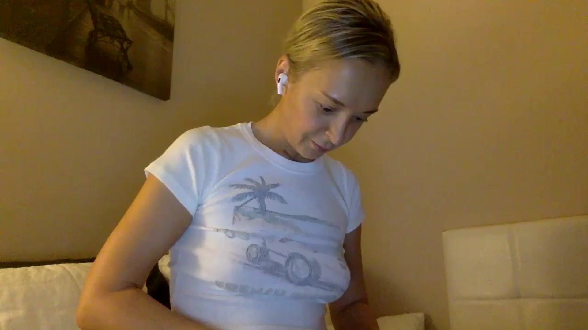 Gallery image thumbnail from Aimee_Angel's myfreecams stream on, 12/08/2024, 18:38 image 14 of 20