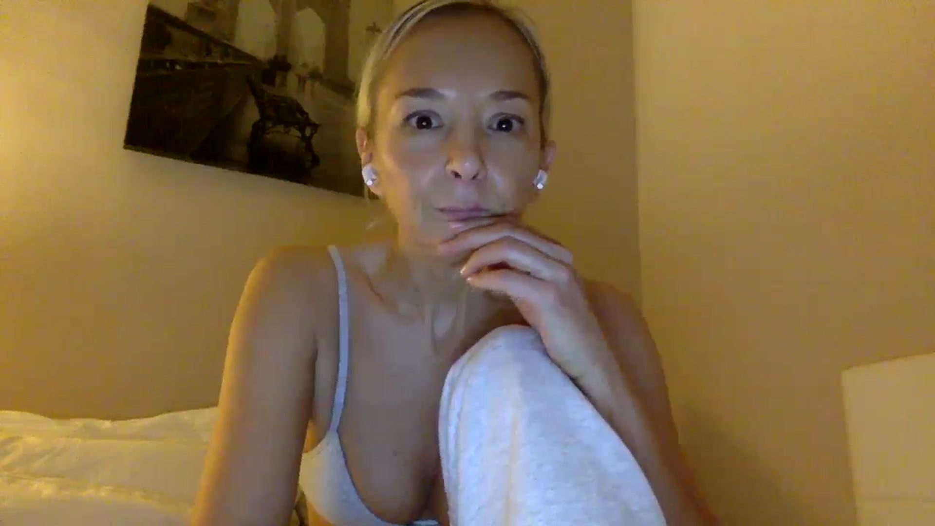 Gallery image thumbnail from Aimee_Angel's myfreecams stream on, 12/18/2024, 18:07 image 4 of 20