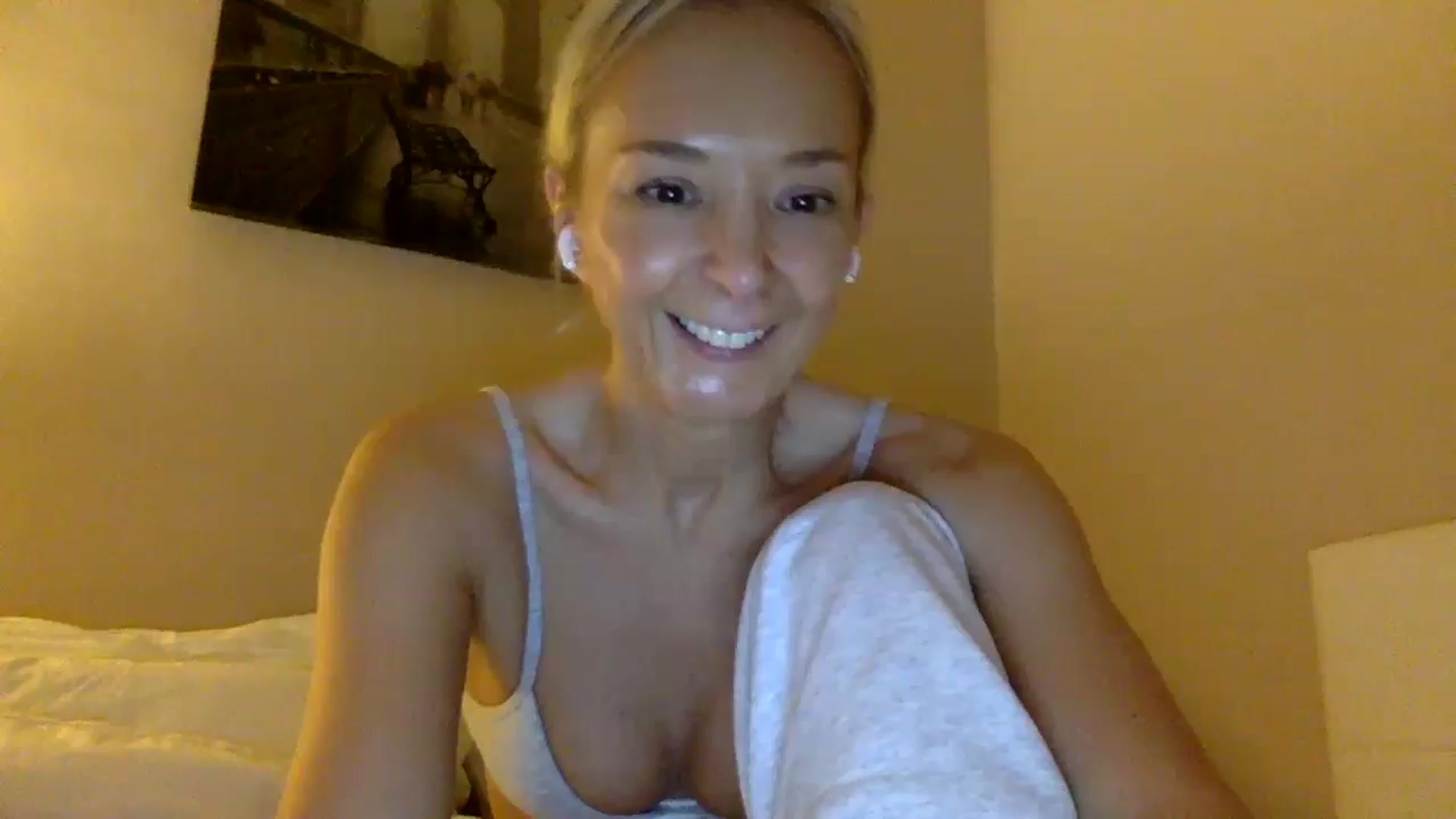 Gallery image thumbnail from Aimee_Angel's myfreecams stream on, 12/18/2024, 18:07 image 7 of 20