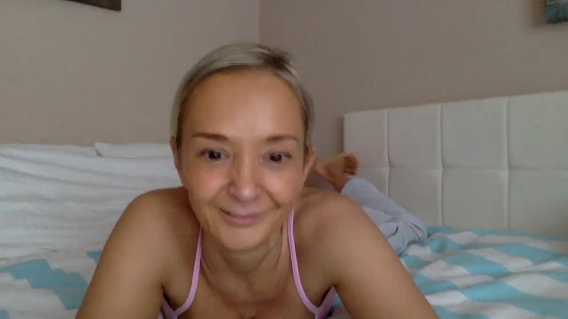 Gallery image thumbnail from Aimee_Angel's myfreecams stream on, 12/22/2024, 15:37 image 15 of 20