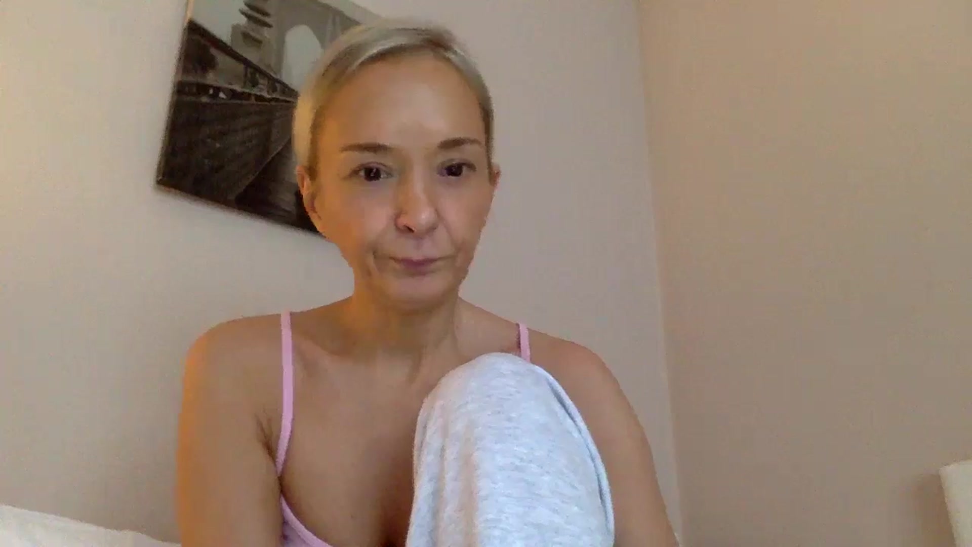 Gallery image thumbnail from Aimee_Angel's myfreecams stream on, 12/22/2024, 15:37 image 17 of 20