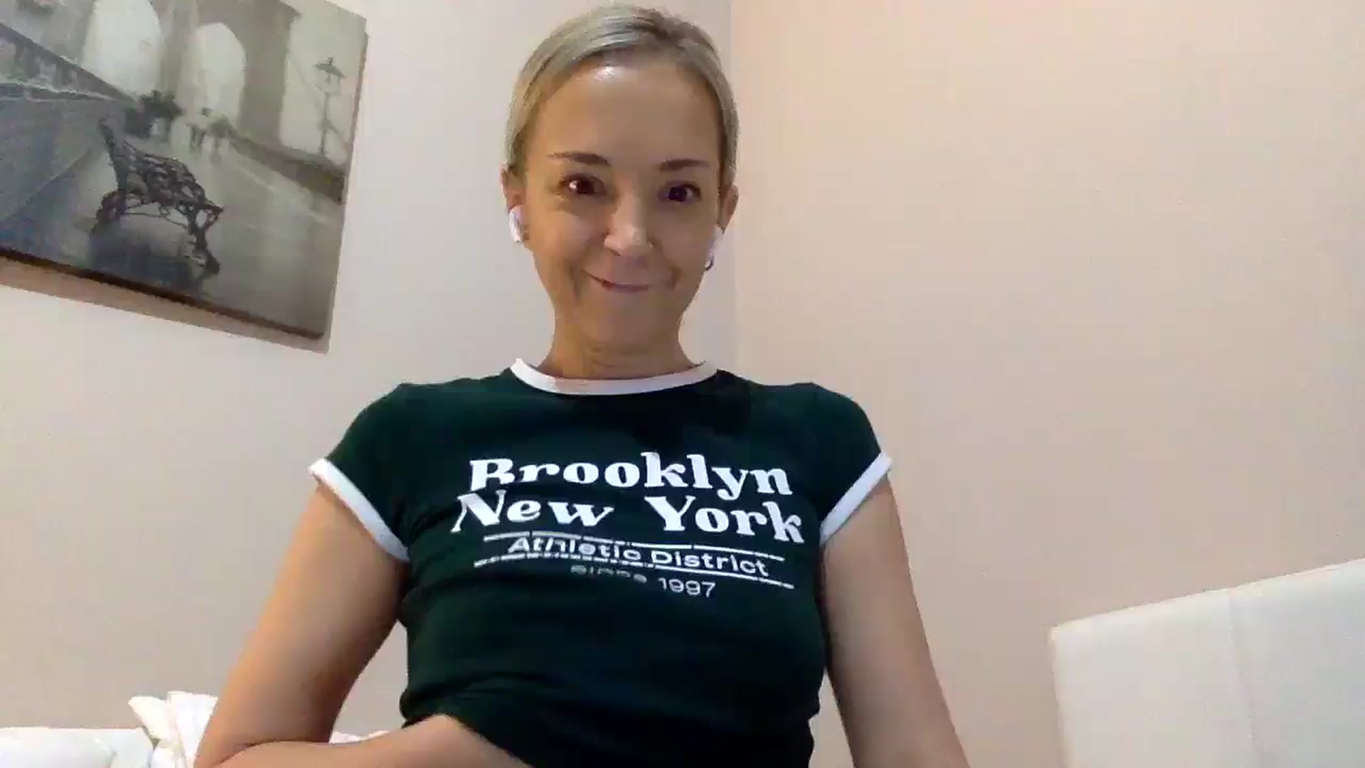 Gallery image thumbnail from Aimee_Angel's myfreecams stream on, 02/04/2025, 23:01 image 18 of 20