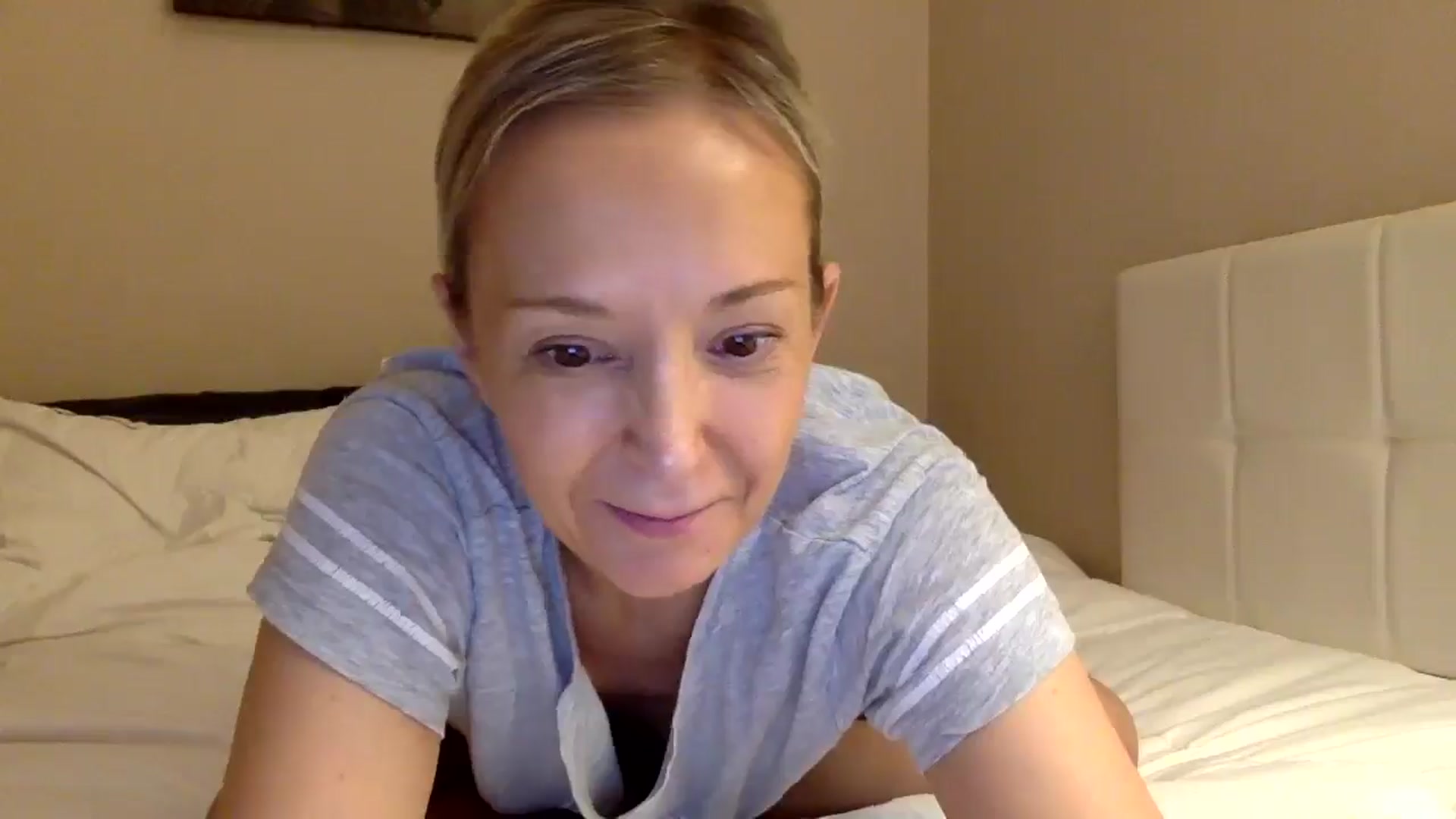 Gallery image thumbnail from Aimee_Angel's myfreecams stream on, 04/19/2025, 18:28 image 6 of 20