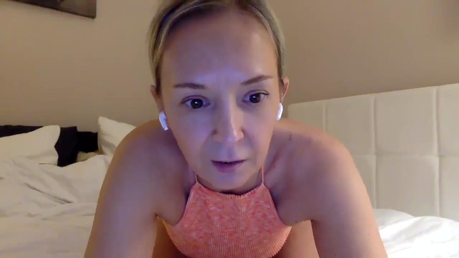 Gallery image thumbnail from Aimee_Angel's myfreecams stream on, 04/20/2025, 21:13 image 10 of 20