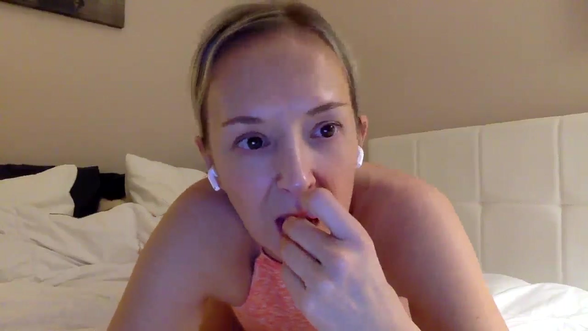 Gallery image thumbnail from Aimee_Angel's myfreecams stream on, 04/20/2025, 21:13 image 13 of 20