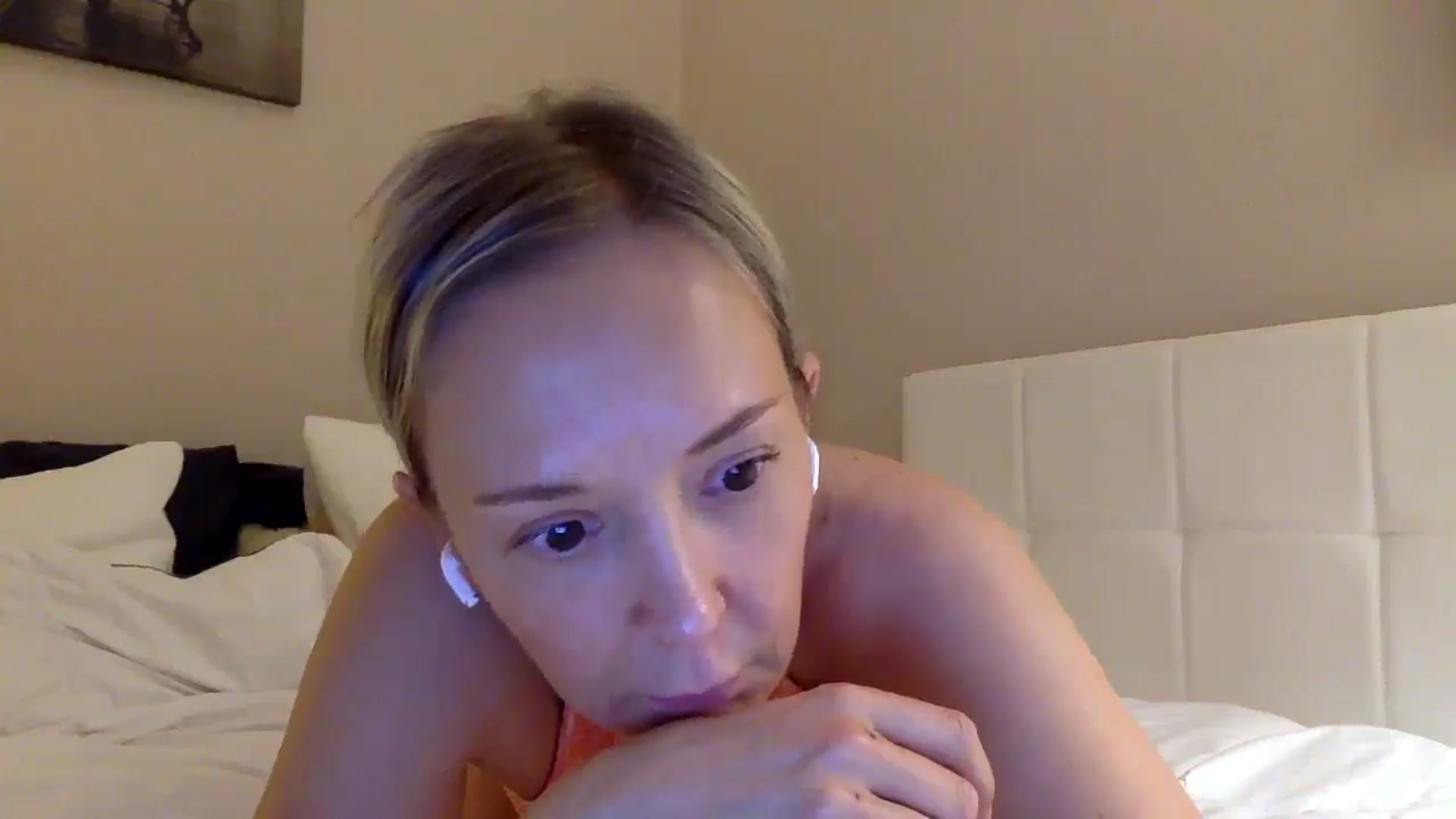 Gallery image thumbnail from Aimee_Angel's myfreecams stream on, 04/20/2025, 21:13 image 7 of 20