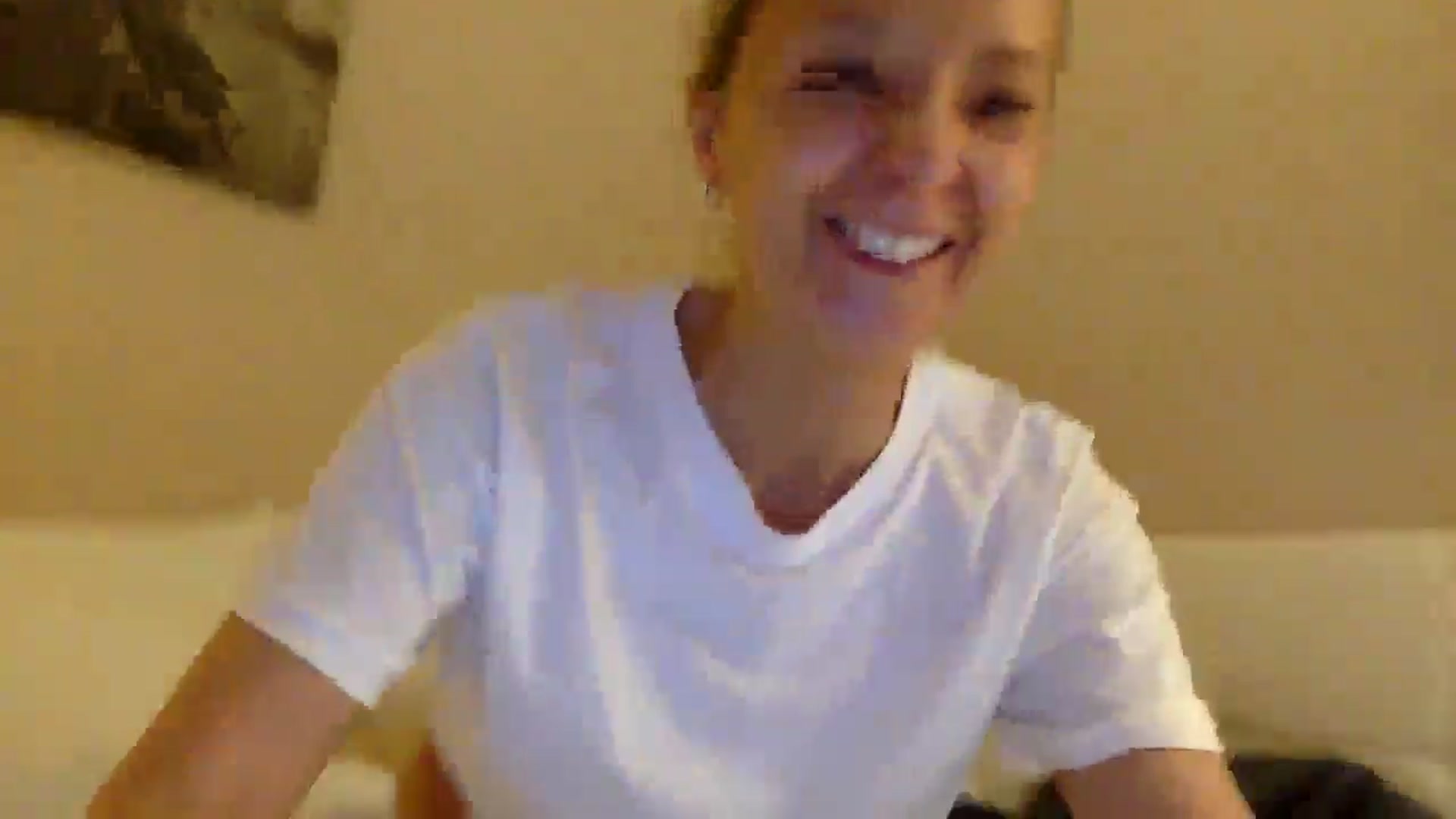 Gallery image thumbnail from Aimee_Angel's myfreecams stream on, 05/19/2025, 21:11 image 10 of 20