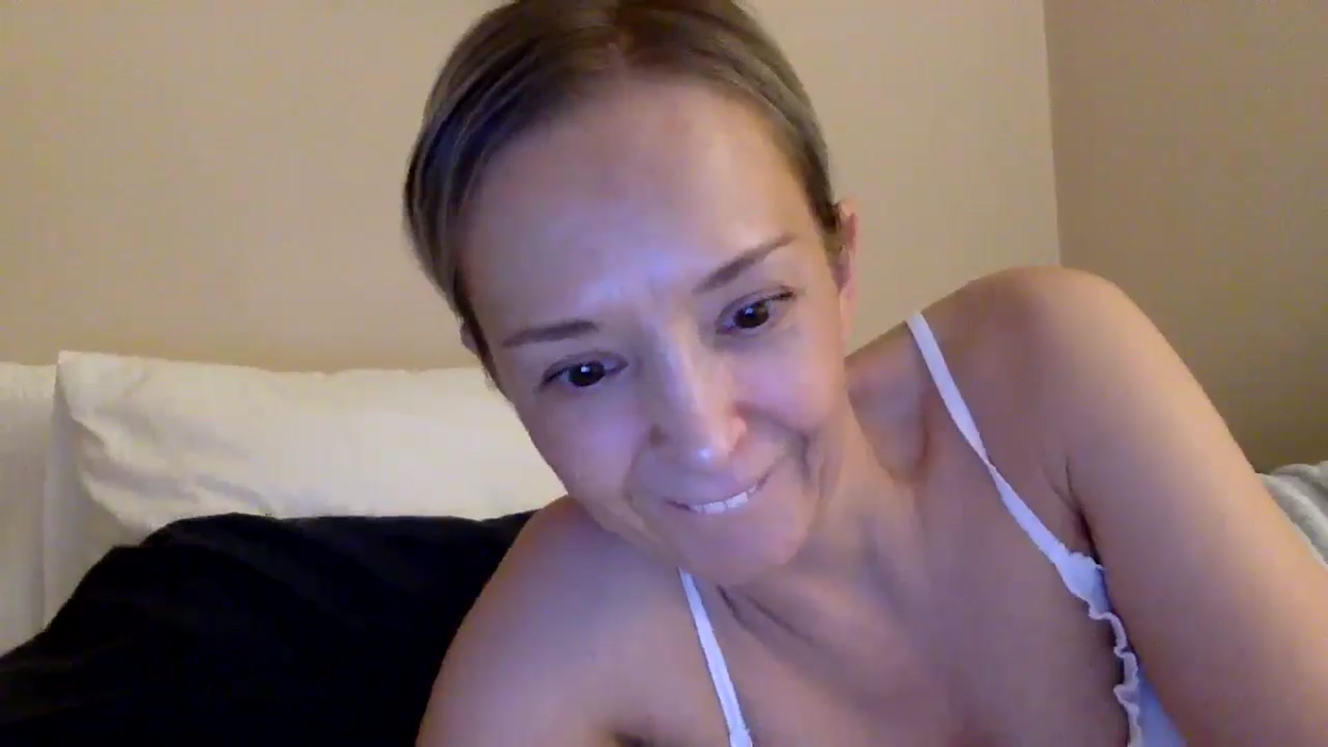 Gallery image thumbnail from Aimee_Angel's myfreecams stream on, 06/22/2025, 18:50 image 8 of 20