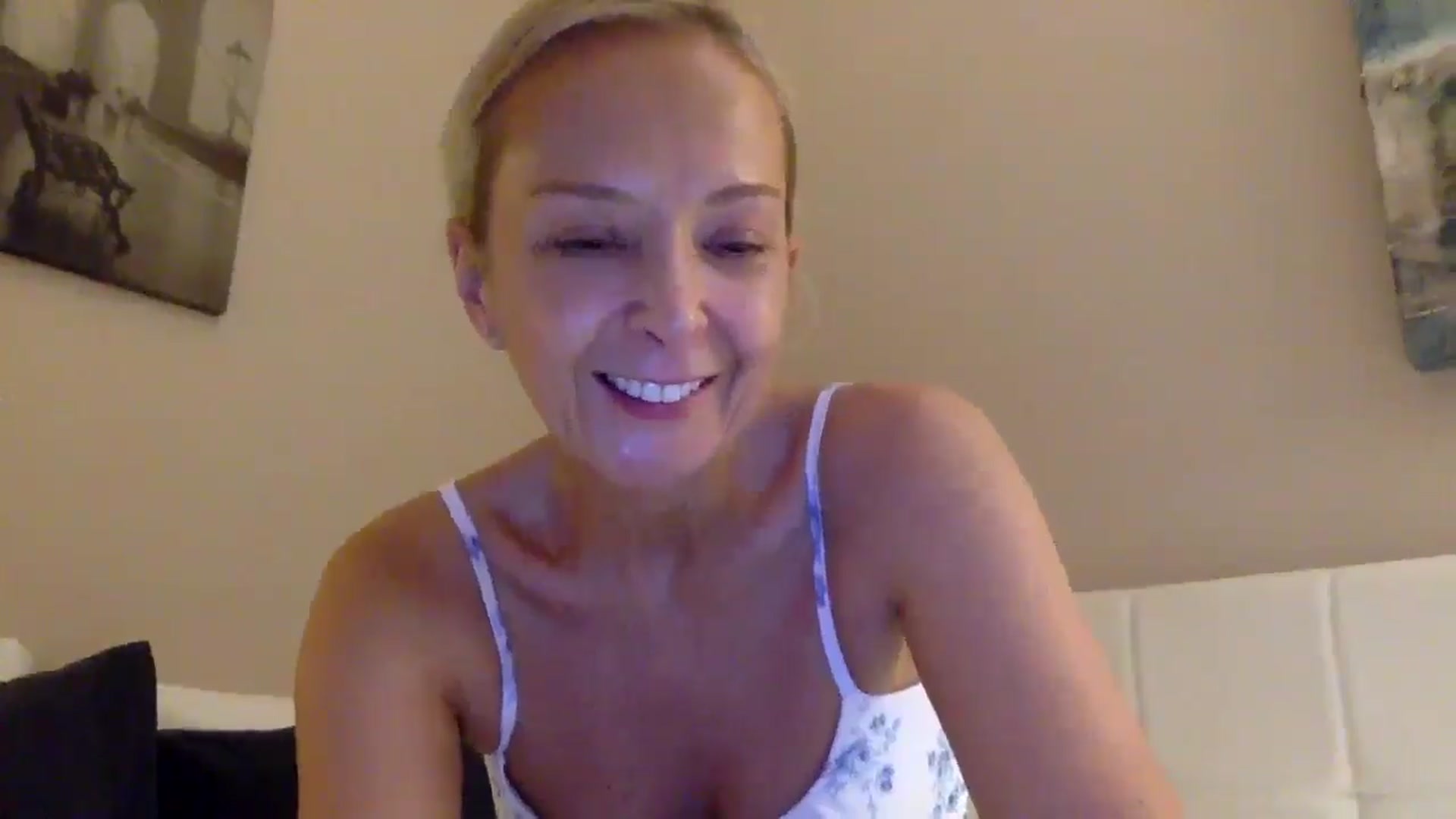 Gallery image thumbnail from Aimee_Angel's myfreecams stream on, 08/26/2025, 22:29 image 14 of 20