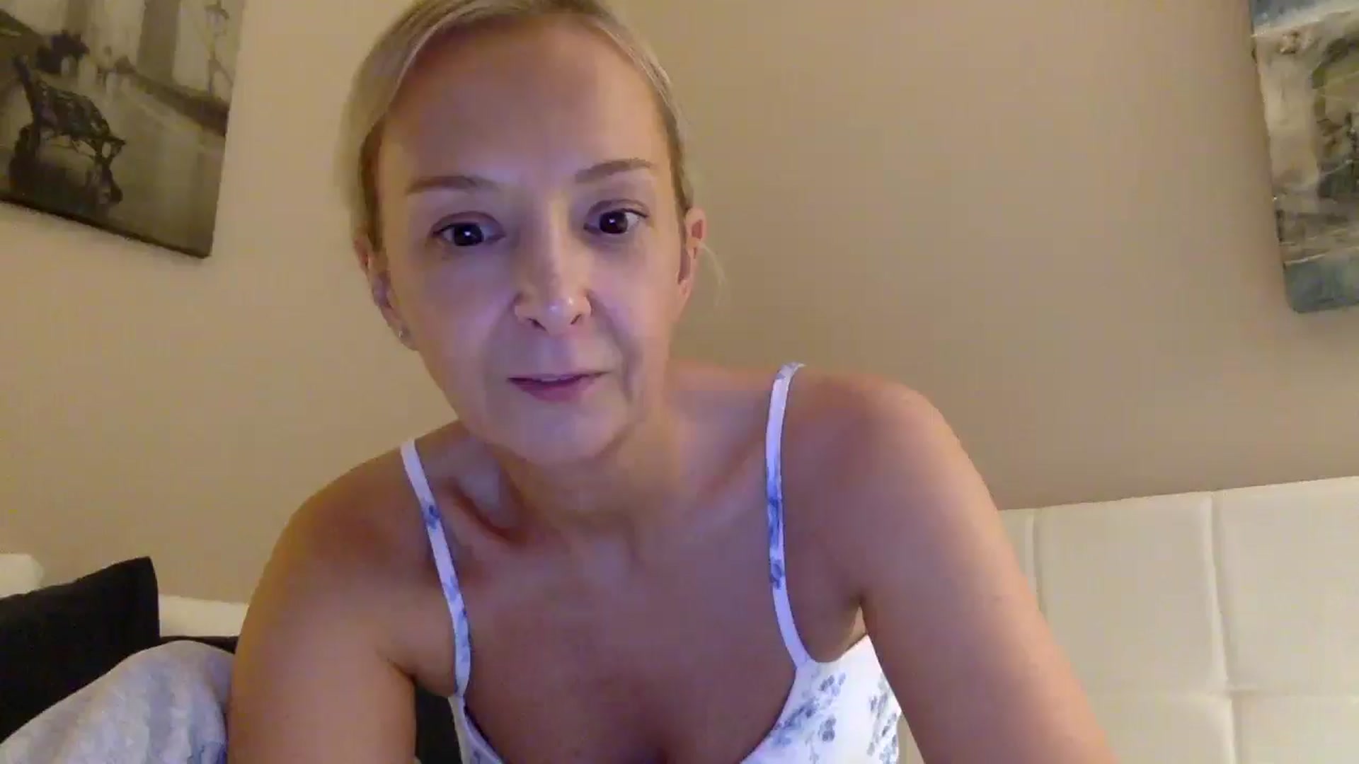 Gallery image thumbnail from Aimee_Angel's myfreecams stream on, 08/26/2025, 22:29 image 1 of 20
