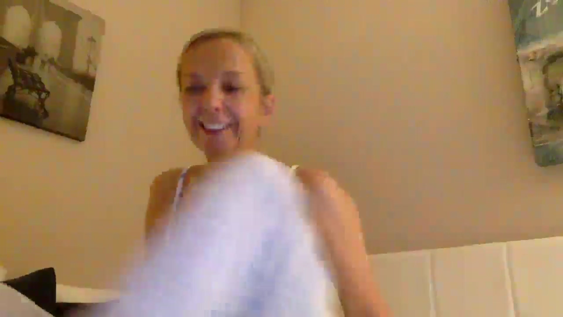 Gallery image thumbnail from Aimee_Angel's myfreecams stream on, 08/26/2025, 22:29 image 10 of 20