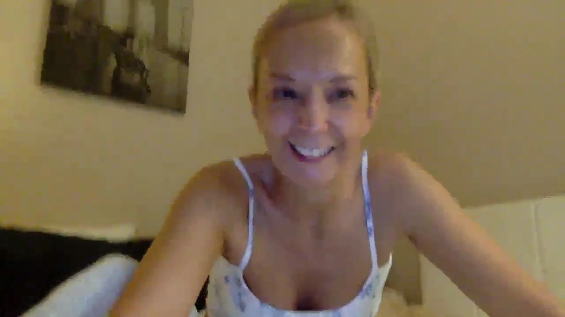 Gallery image thumbnail from Aimee_Angel's myfreecams stream on, 08/30/2025, 20:22 image 9 of 20