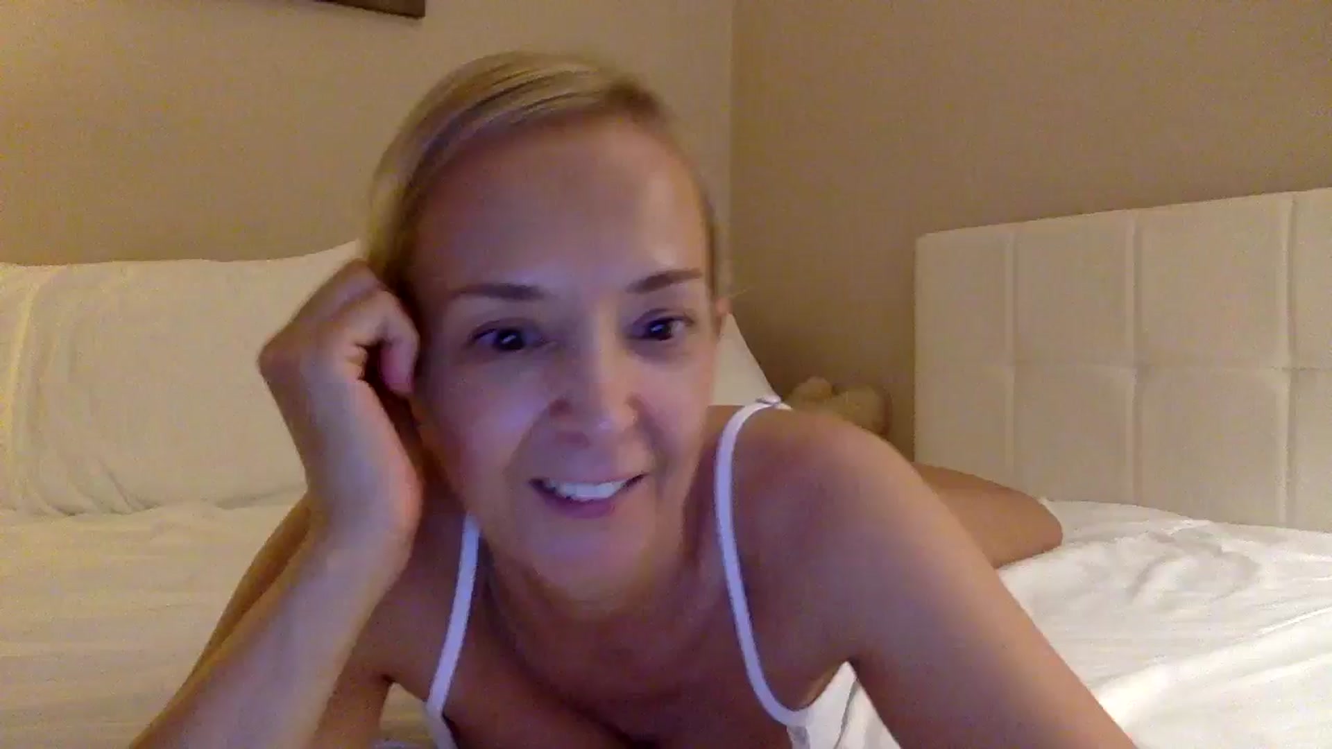 Gallery image thumbnail from Aimee_Angel's myfreecams stream on, 09/05/2025, 22:18 image 6 of 20