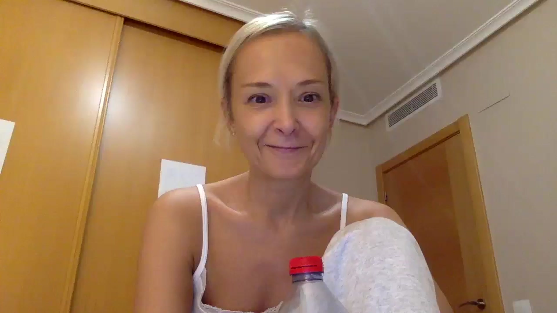 Gallery image thumbnail from Aimee_Angel's myfreecams stream on, 10/31/2025, 18:01 image 1 of 20