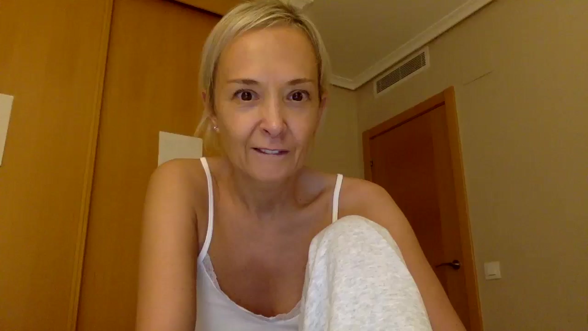 Gallery image thumbnail from Aimee_Angel's myfreecams stream on, 10/31/2025, 18:01 image 18 of 20