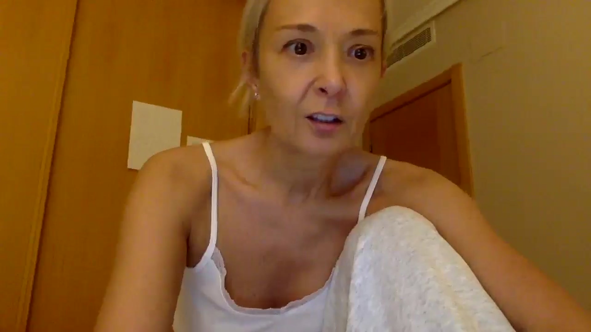 Gallery image thumbnail from Aimee_Angel's myfreecams stream on, 10/31/2025, 18:01 image 9 of 20