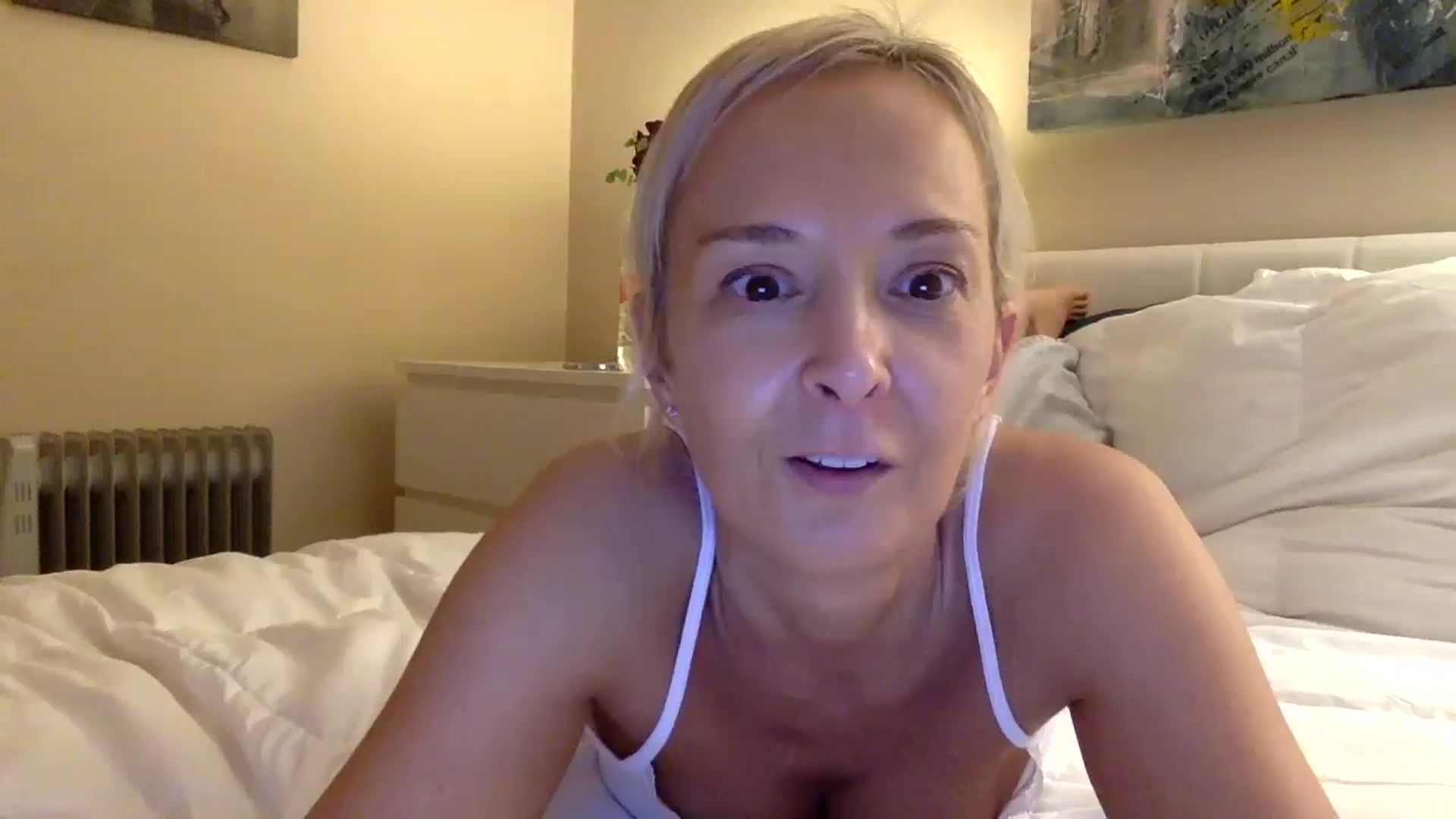 Gallery image thumbnail from Aimee_Angel's myfreecams stream on, 10/31/2025, 18:01 image 20 of 20