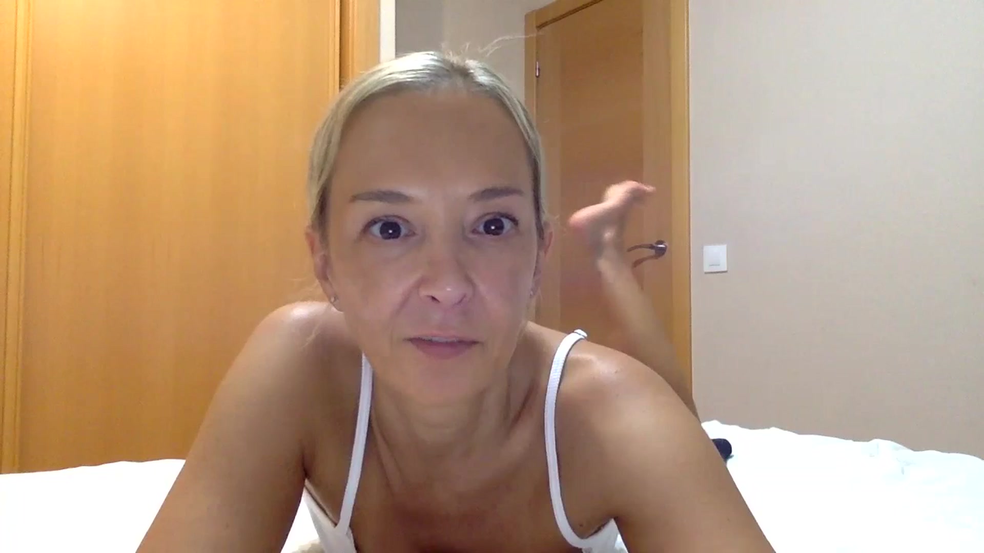 Gallery image thumbnail from Aimeee555's myfreecams stream on, 09/19/2023, 20:18 image 16 of 20