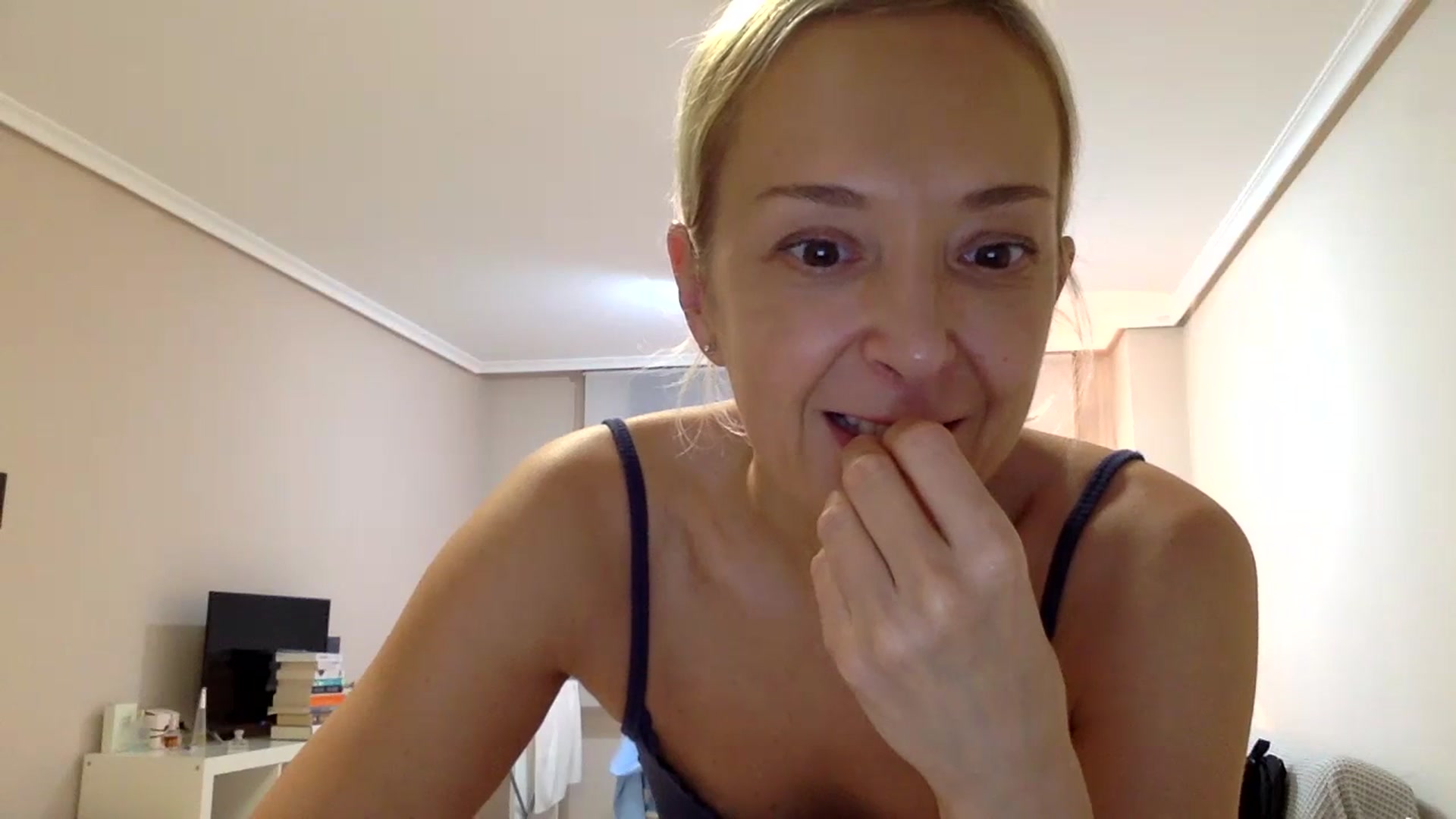 Gallery image thumbnail from Aimeee555's myfreecams stream on, 11/10/2023, 22:38 image 9 of 20