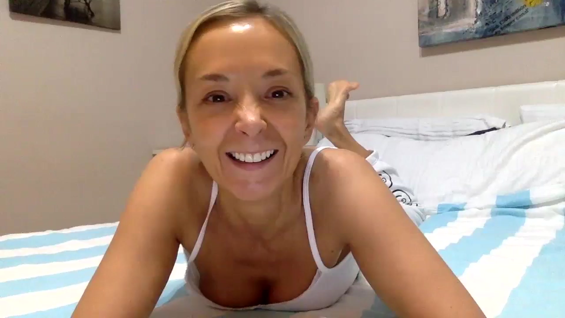 Gallery image thumbnail from Aimeee555's myfreecams stream on, 12/04/2023, 22:14 image 17 of 20
