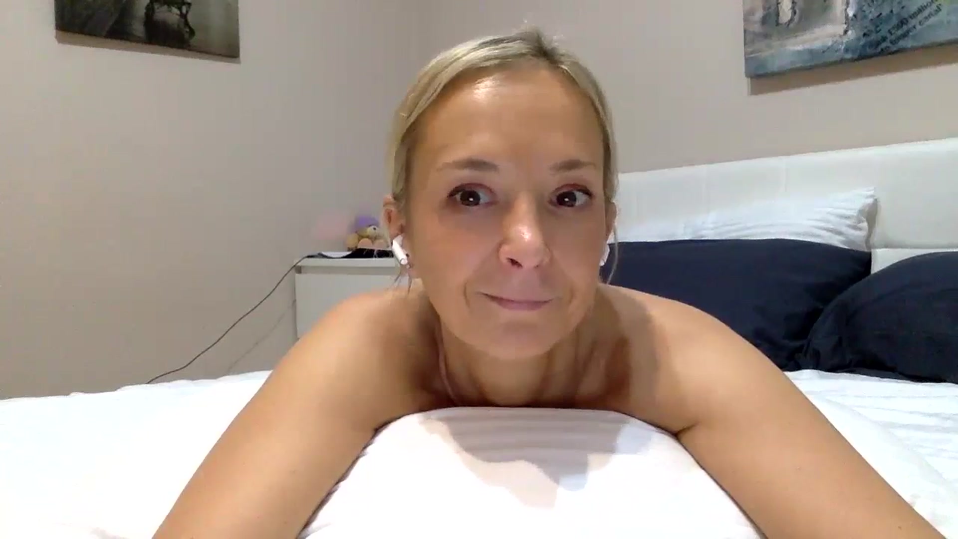Gallery image thumbnail from Aimeee555's myfreecams stream on, 12/15/2023, 23:19 image 6 of 20