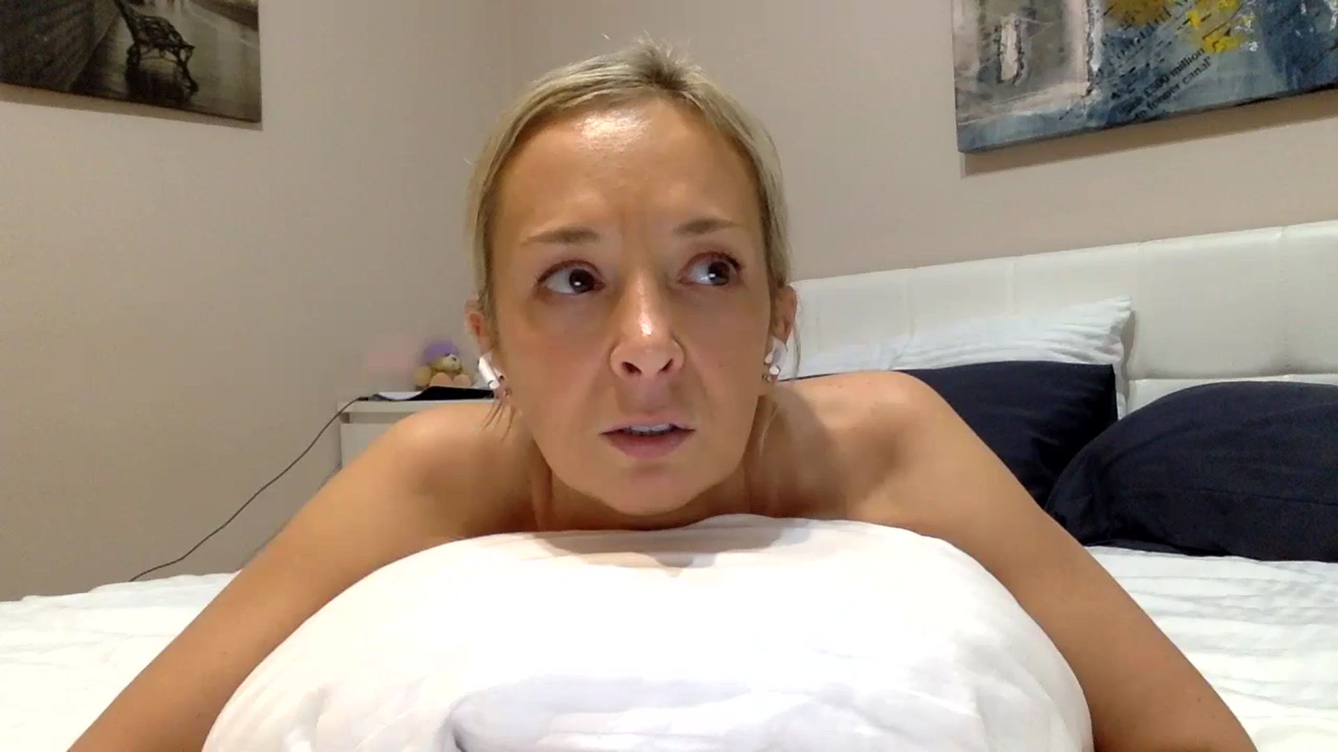 Gallery image thumbnail from Aimeee555's myfreecams stream on, 12/15/2023, 23:19 image 19 of 20