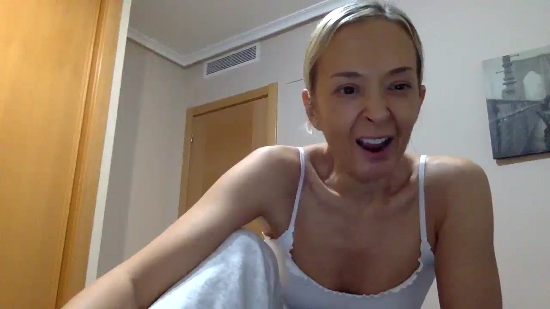 Gallery image thumbnail from Aimeee555's myfreecams stream on, 12/23/2023, 22:07 image 19 of 20