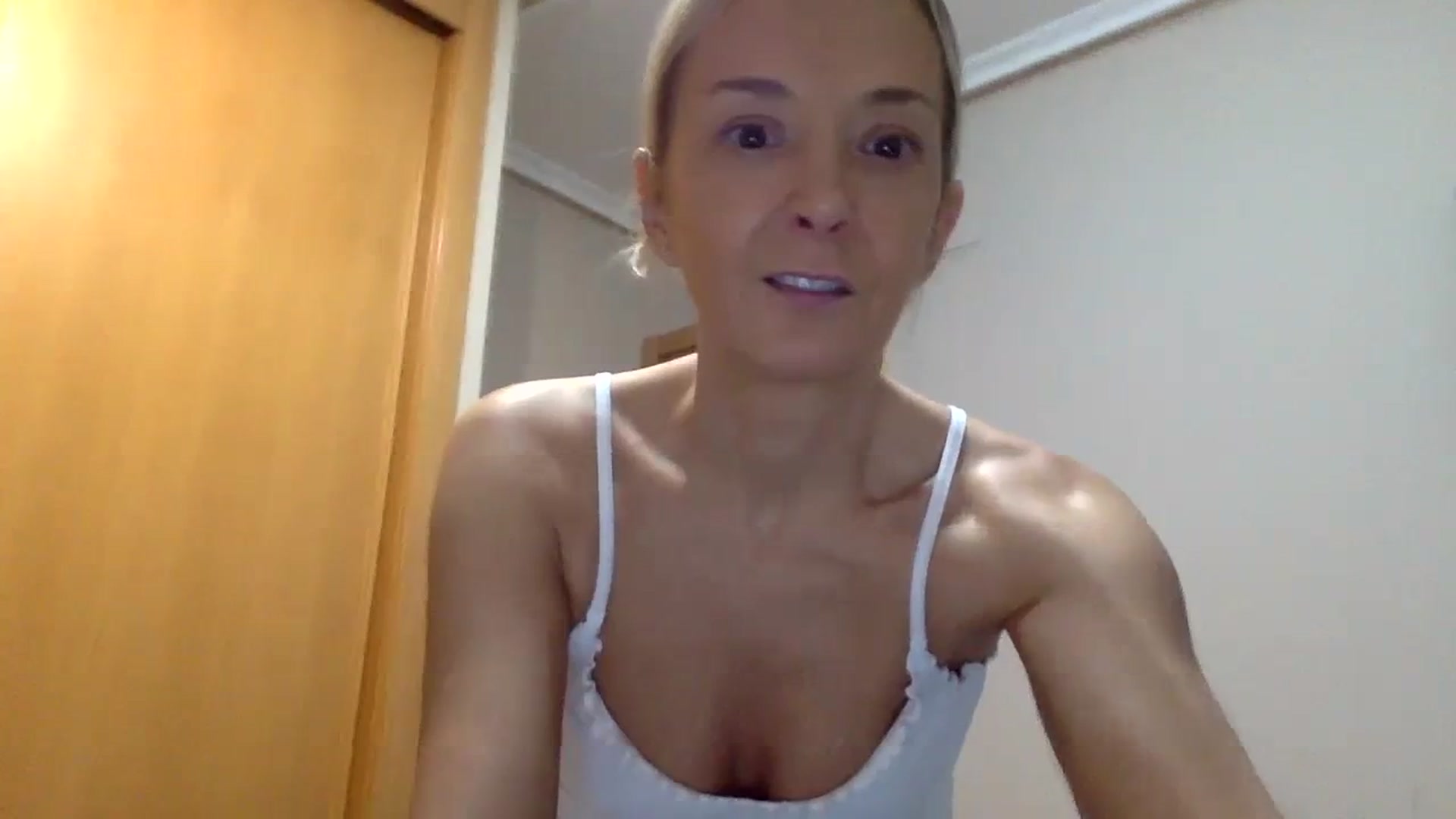 Gallery image thumbnail from Aimeee555's myfreecams stream on, 12/23/2023, 22:27 image 3 of 20