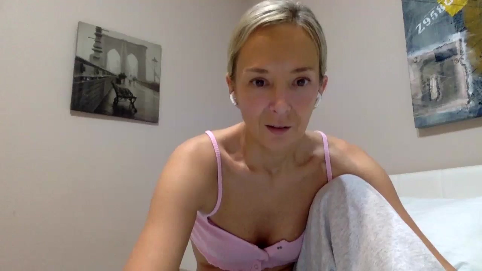 Gallery image thumbnail from Aimeee555's myfreecams stream on, 12/25/2023, 23:06 image 17 of 20