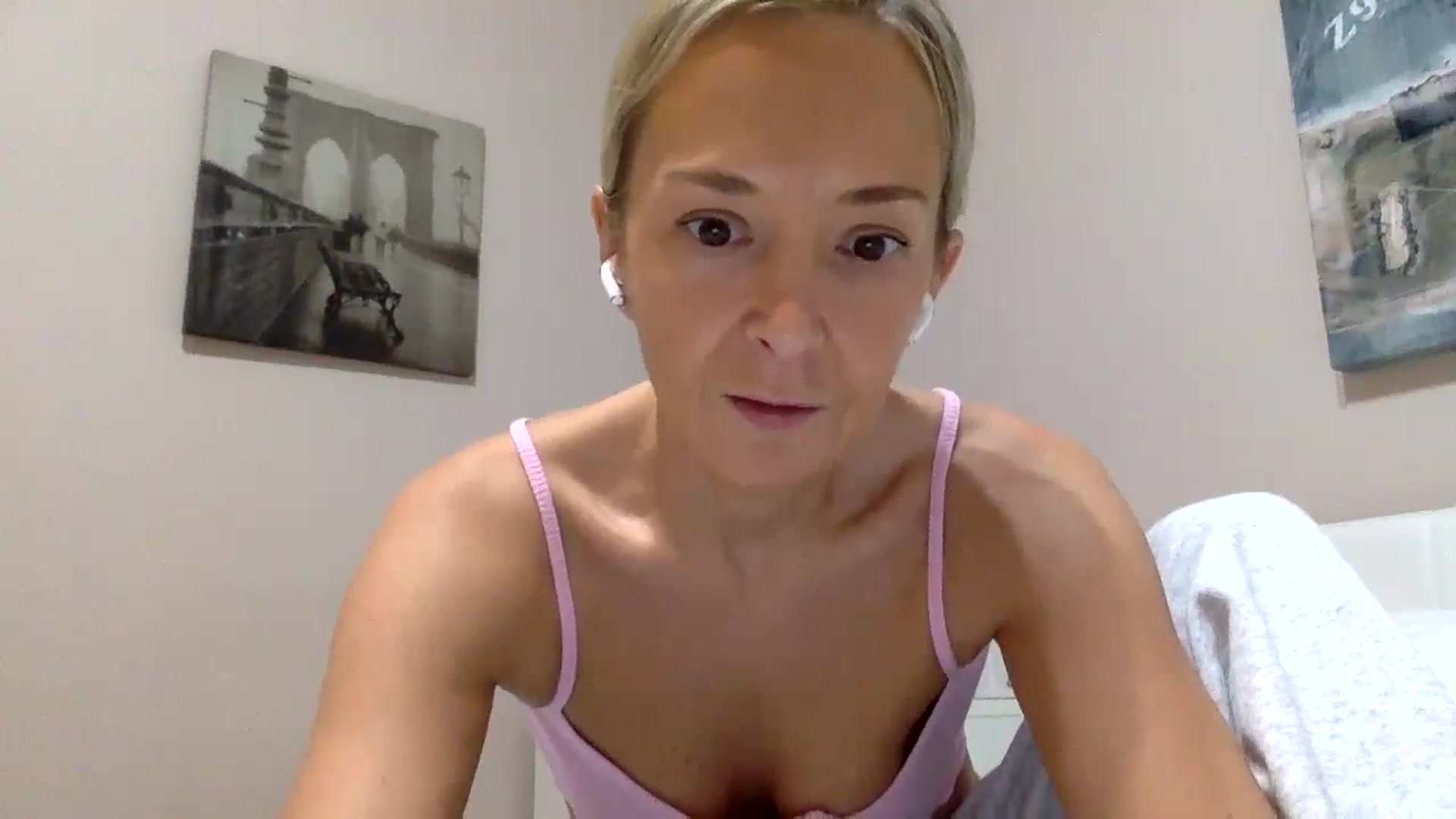 Gallery image thumbnail from Aimeee555's myfreecams stream on, 12/25/2023, 23:06 image 5 of 20