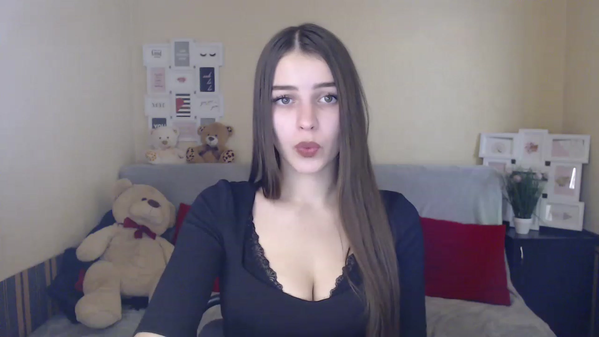 Gallery image thumbnail from Airovissa's myfreecams stream on, 12/06/2022, 12:37 image 19 of 20