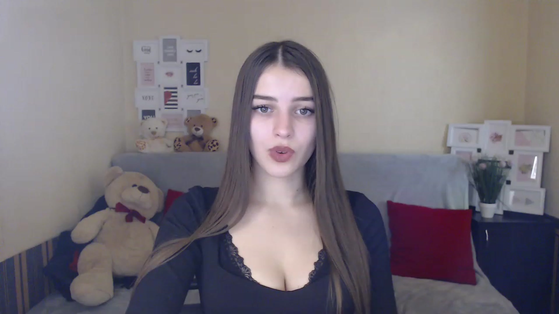 Gallery image thumbnail from Airovissa's myfreecams stream on, 12/06/2022, 12:37 image 10 of 20