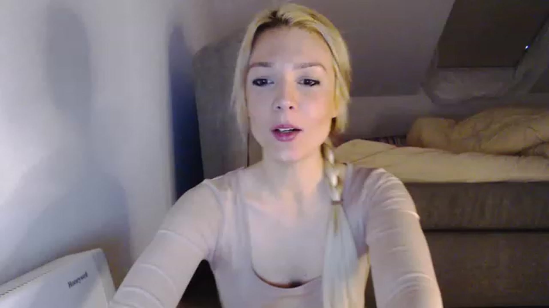 Gallery image thumbnail from Ais__'s myfreecams stream on, 03/19/2023, 16:40 image 8 of 20