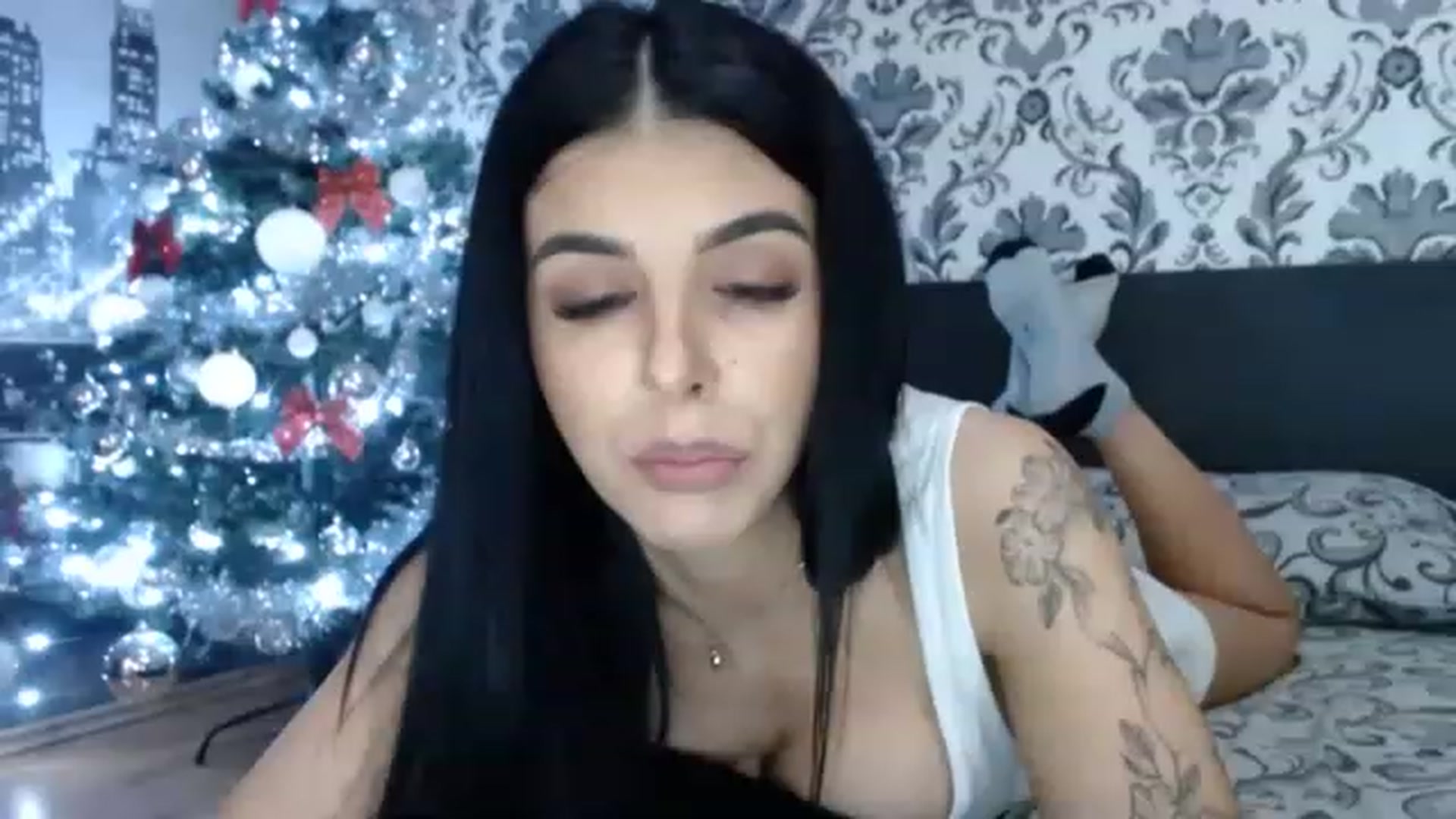 Gallery image thumbnail from AishaKenda's myfreecams stream on, 12/20/2022, 19:04 image 19 of 20