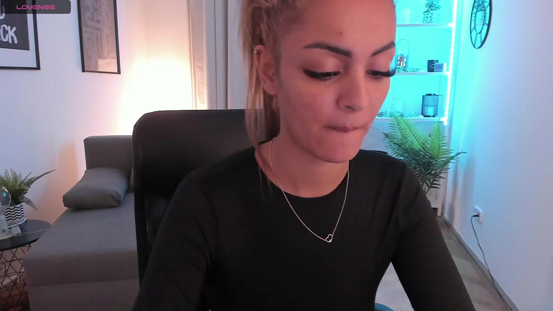 Gallery image thumbnail from Aisha_dream's myfreecams stream on, 10/20/2023, 15:28 image 12 of 20