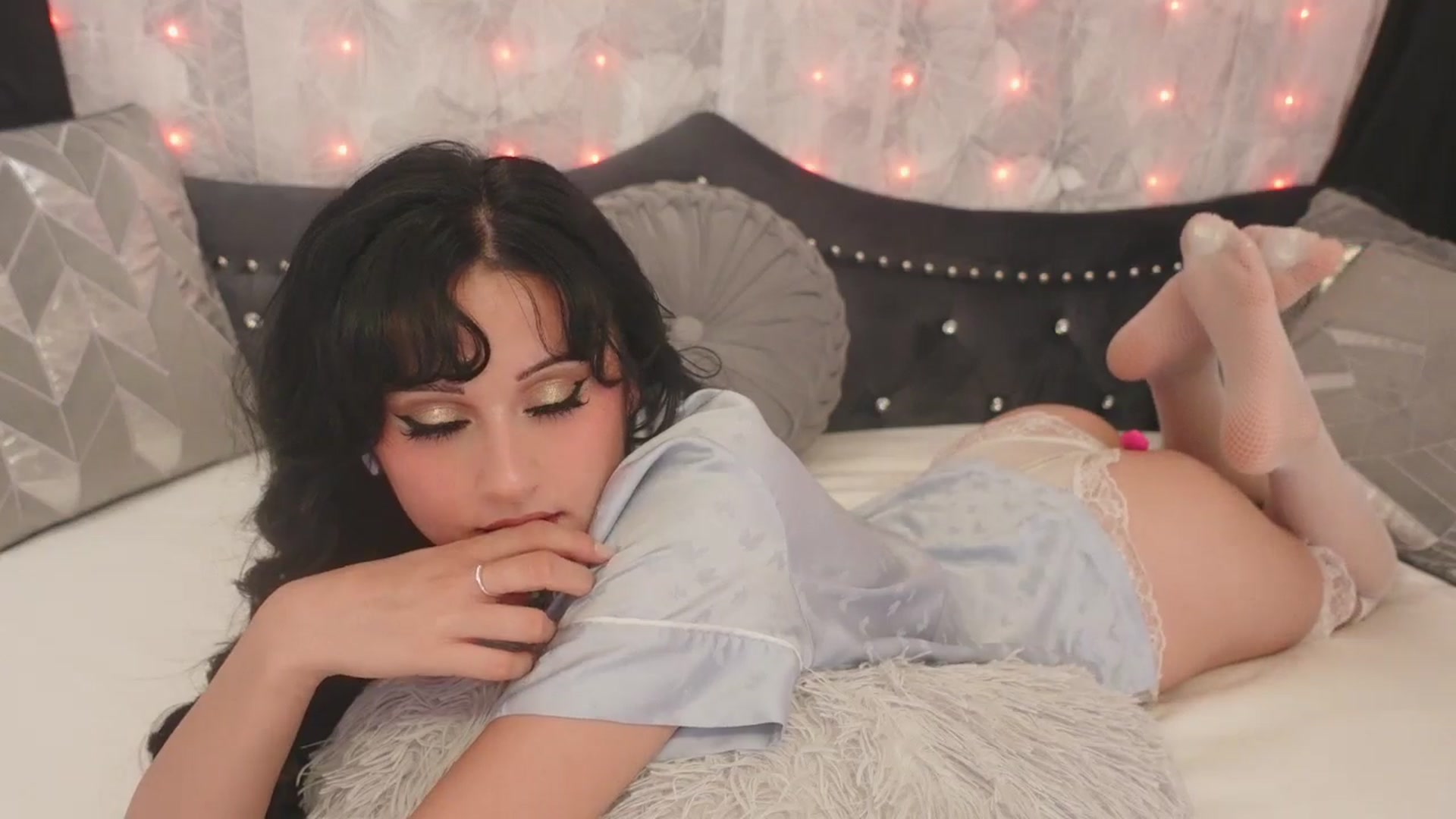 Gallery image thumbnail from Akahanibee's myfreecams stream on, 09/22/2025, 05:59 image 12 of 20