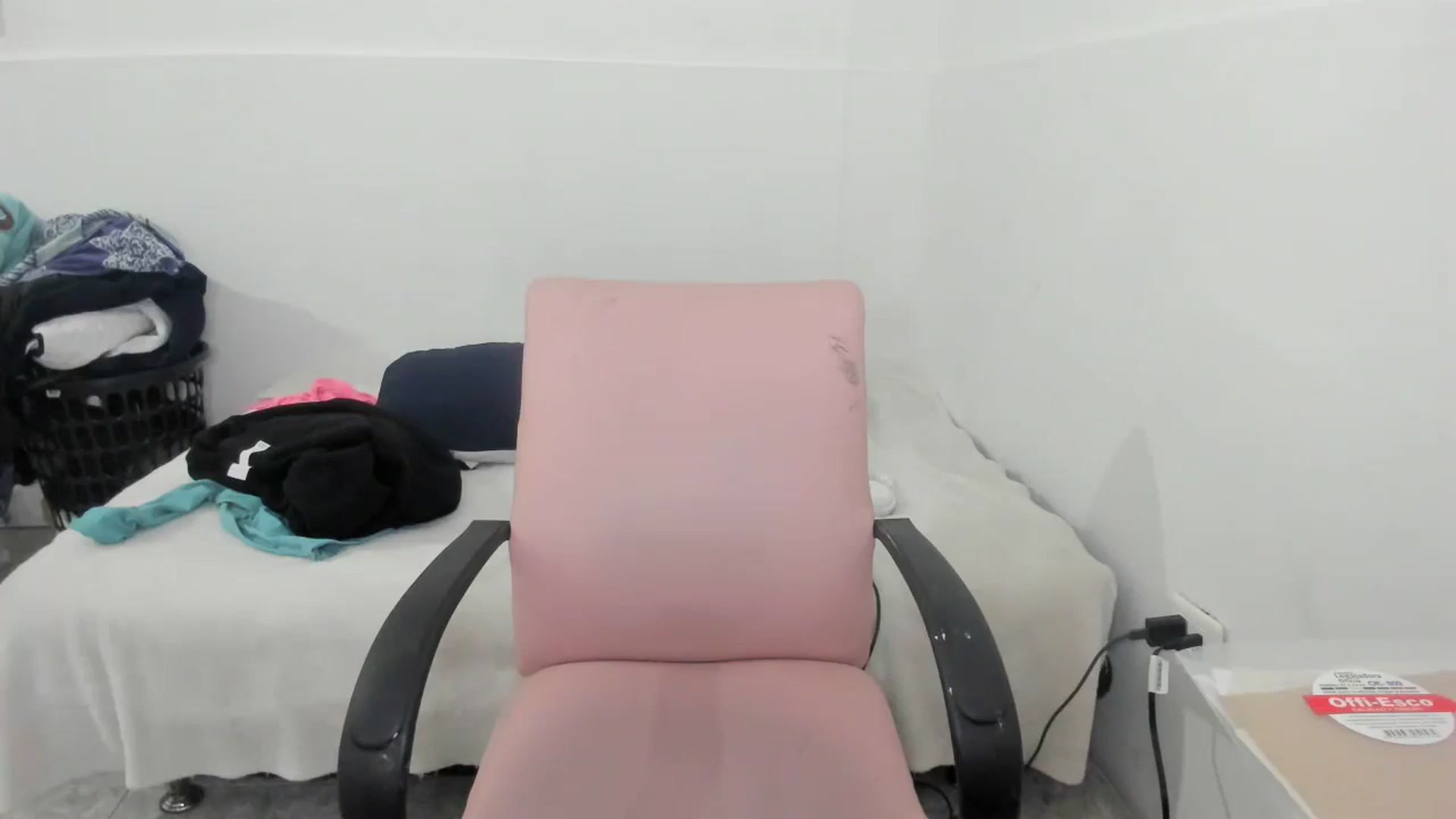 Gallery image thumbnail from Akemi_lux's myfreecams stream on, 04/19/2025, 17:10 image 20 of 20