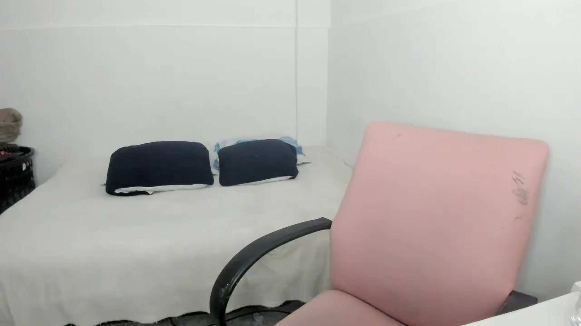 Gallery image thumbnail from Akemi_lux's myfreecams stream on, 04/19/2025, 17:10 image 4 of 20