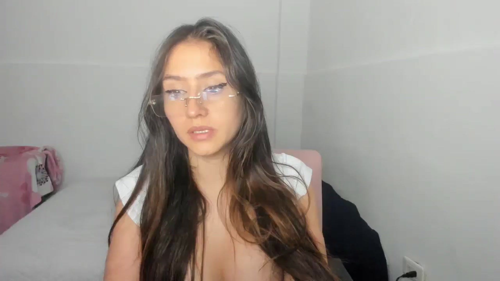 Gallery image thumbnail from Akemi_lux's myfreecams stream on, 05/01/2025, 20:21 image 19 of 20