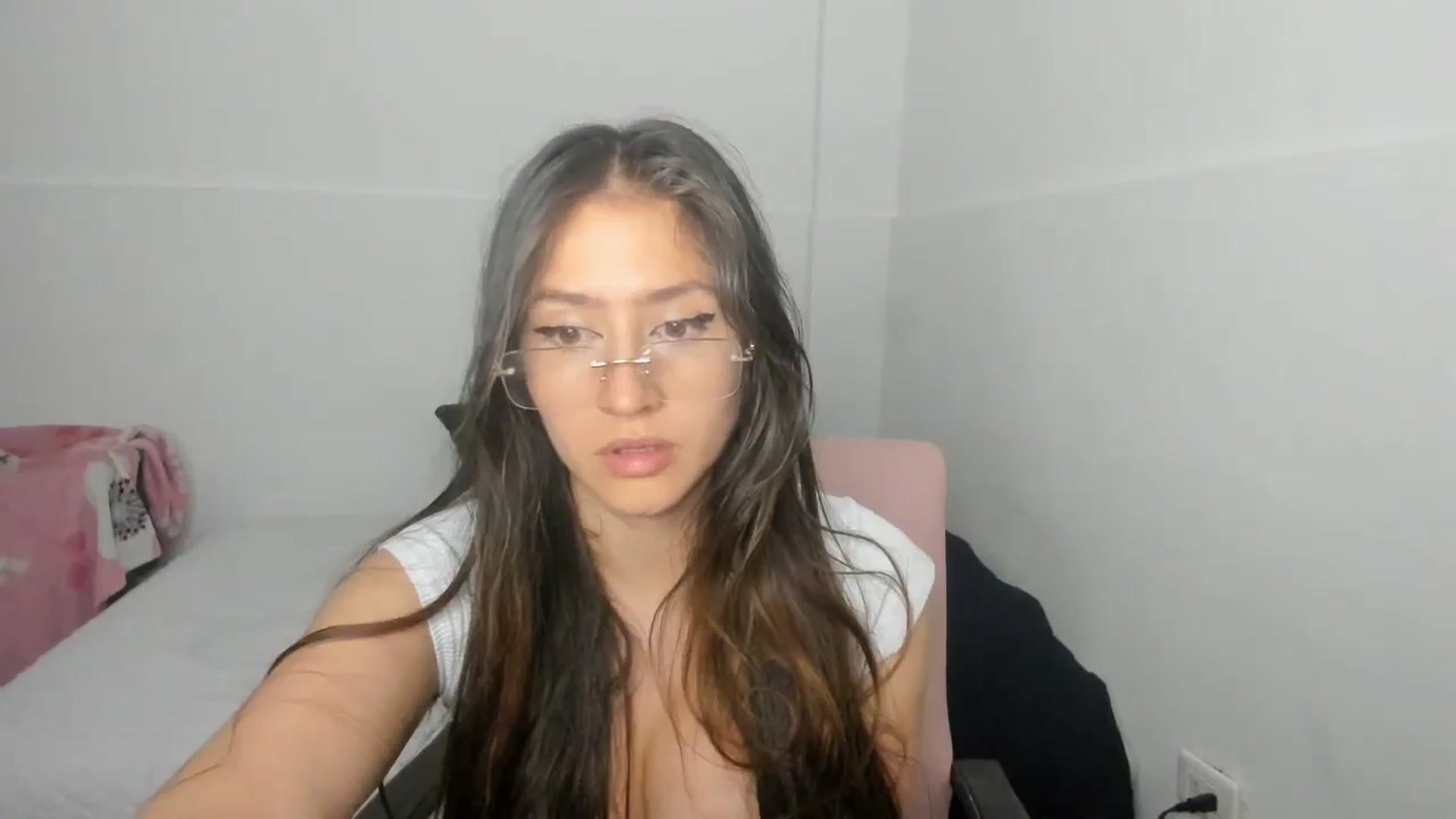Gallery image thumbnail from Akemi_lux's myfreecams stream on, 05/01/2025, 20:21 image 18 of 20