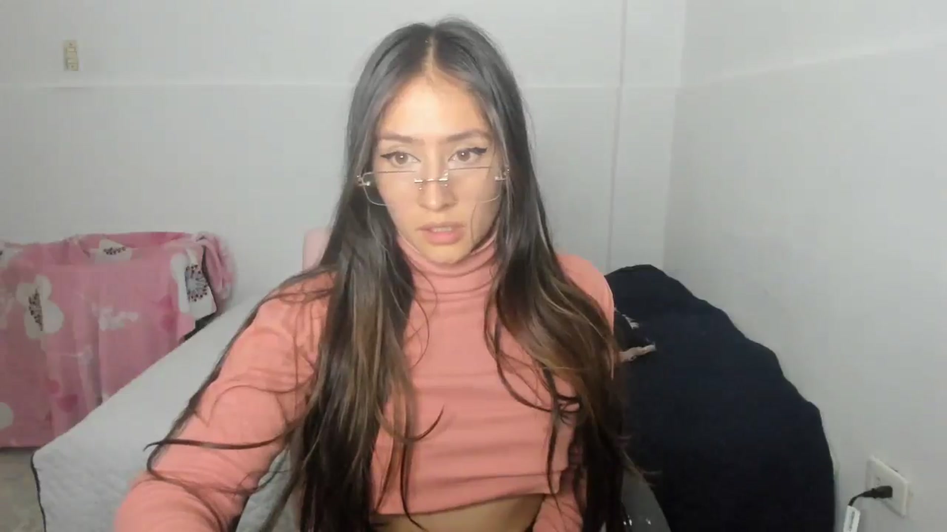 Gallery image thumbnail from Akemi_lux's myfreecams stream on, 05/01/2025, 20:21 image 4 of 20