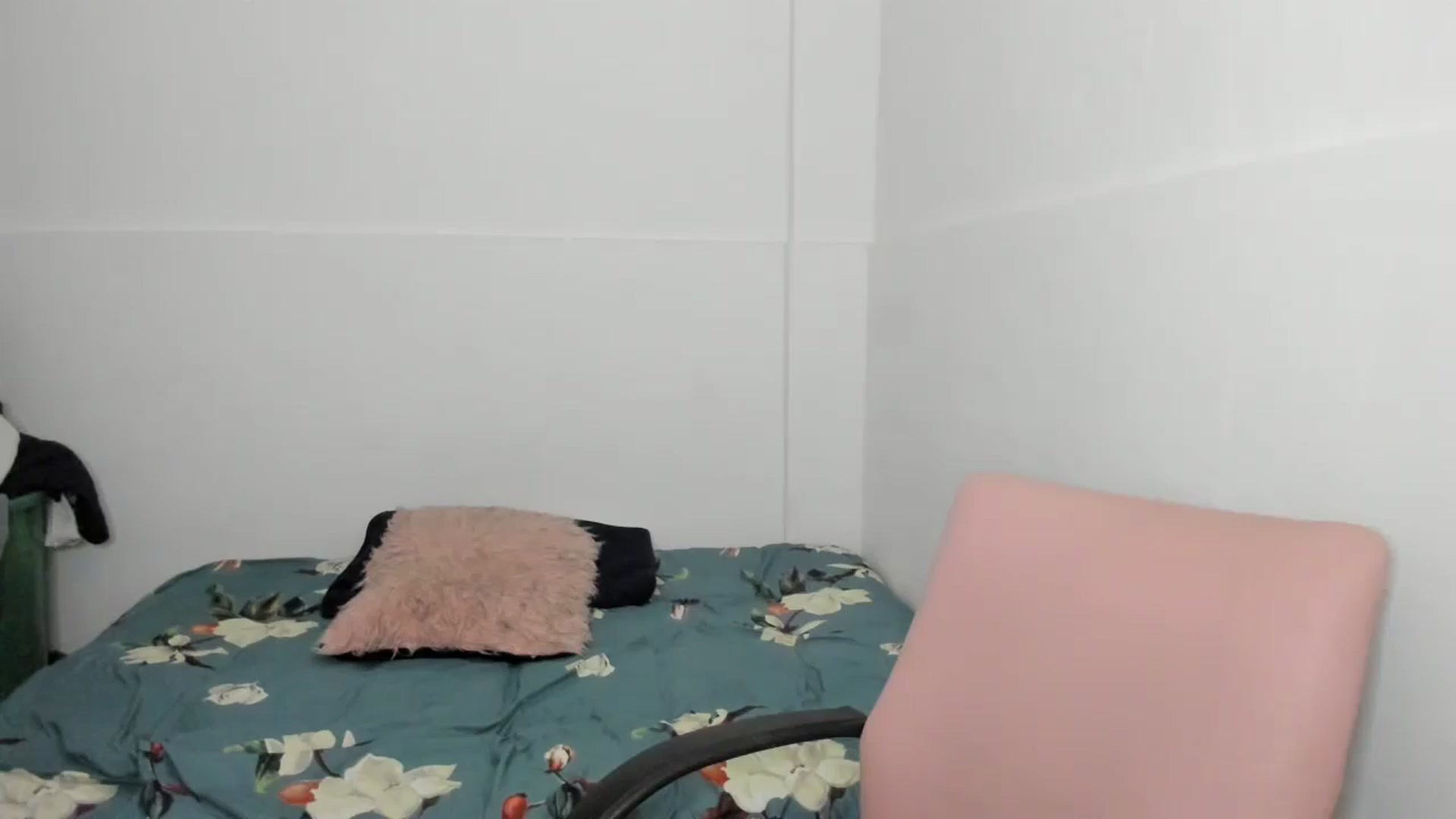 Gallery image thumbnail from Akemi_lux's myfreecams stream on, 05/13/2025, 17:33 image 14 of 20
