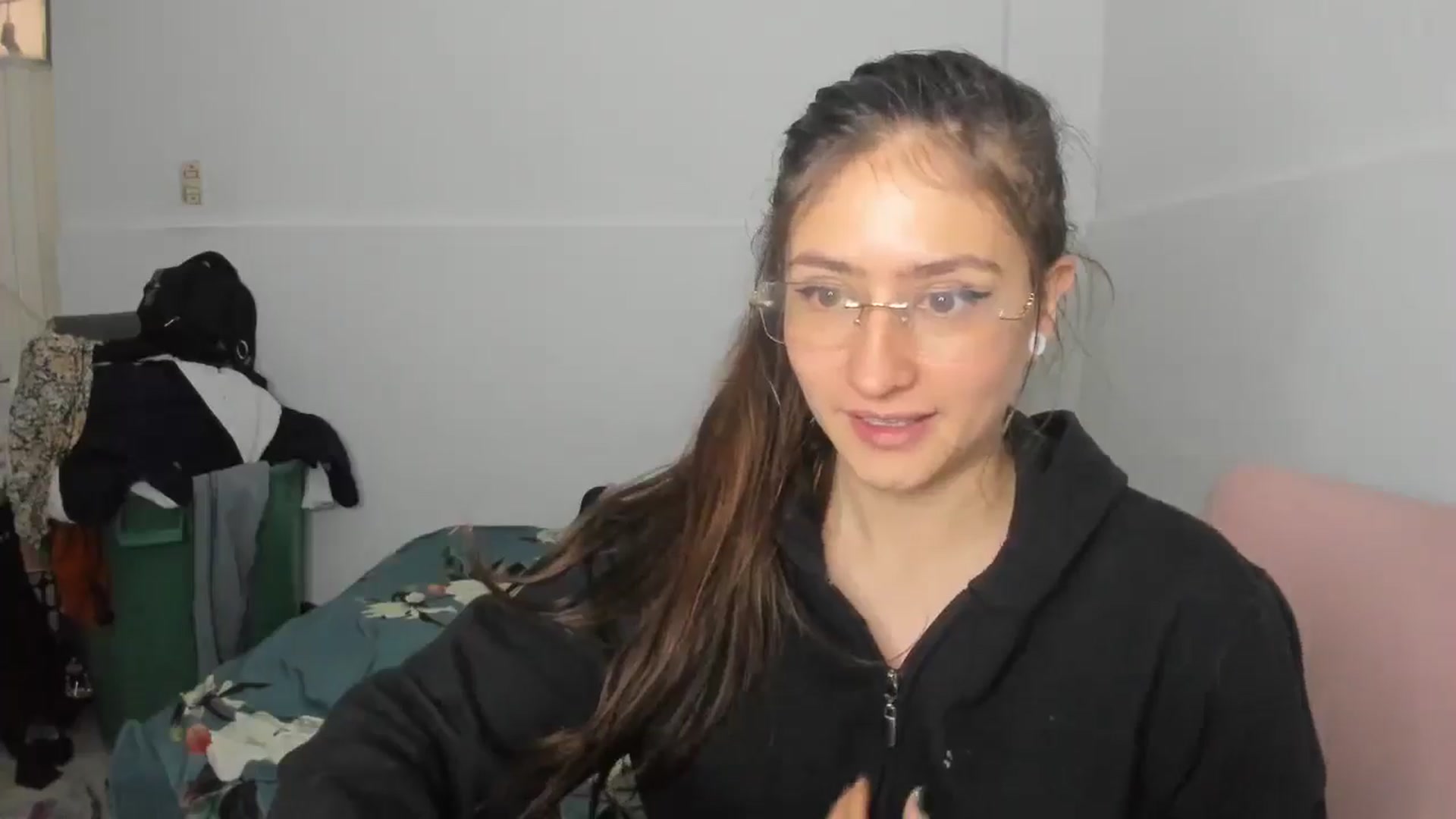 Gallery image thumbnail from Akemi_lux's myfreecams stream on, 05/13/2025, 17:33 image 13 of 20