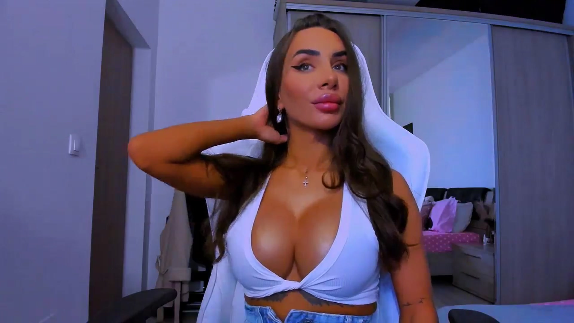 Gallery image thumbnail from Akira10's myfreecams stream on, 03/25/2025, 13:19 image 3 of 20