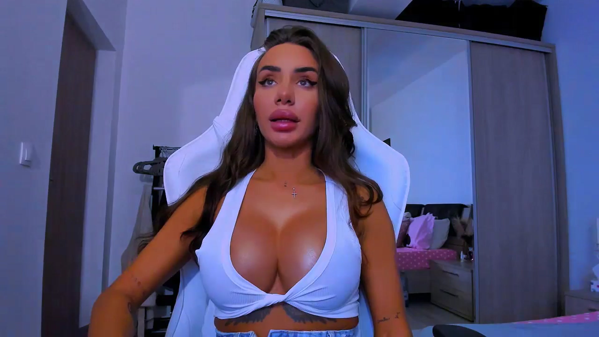 Gallery image thumbnail from Akira10's myfreecams stream on, 03/25/2025, 13:19 image 15 of 20